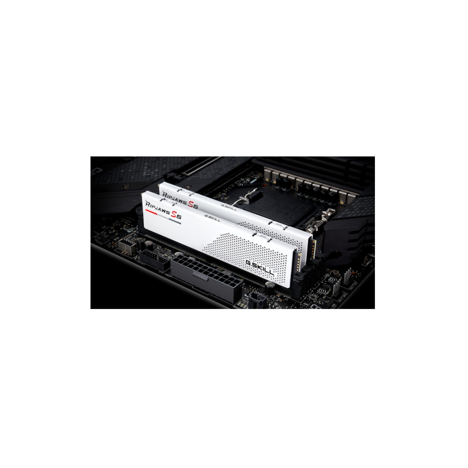 Dwa białe moduły RAM G.Skill Ripjaws S6 zainstalowane na czarnej płycie głównej.