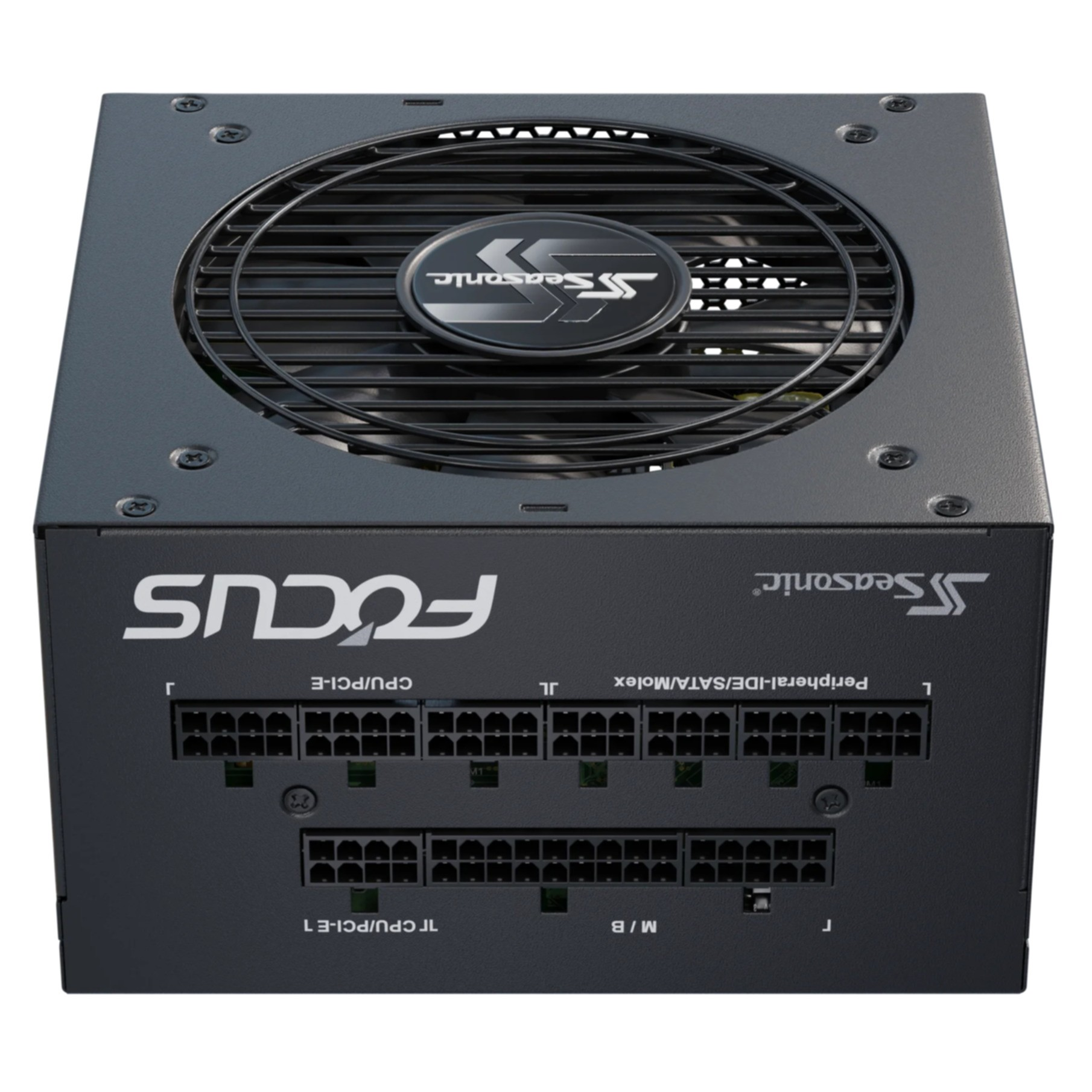 Czarny zasilacz z kratką wentylatora i portami, z napisem FOCUS.