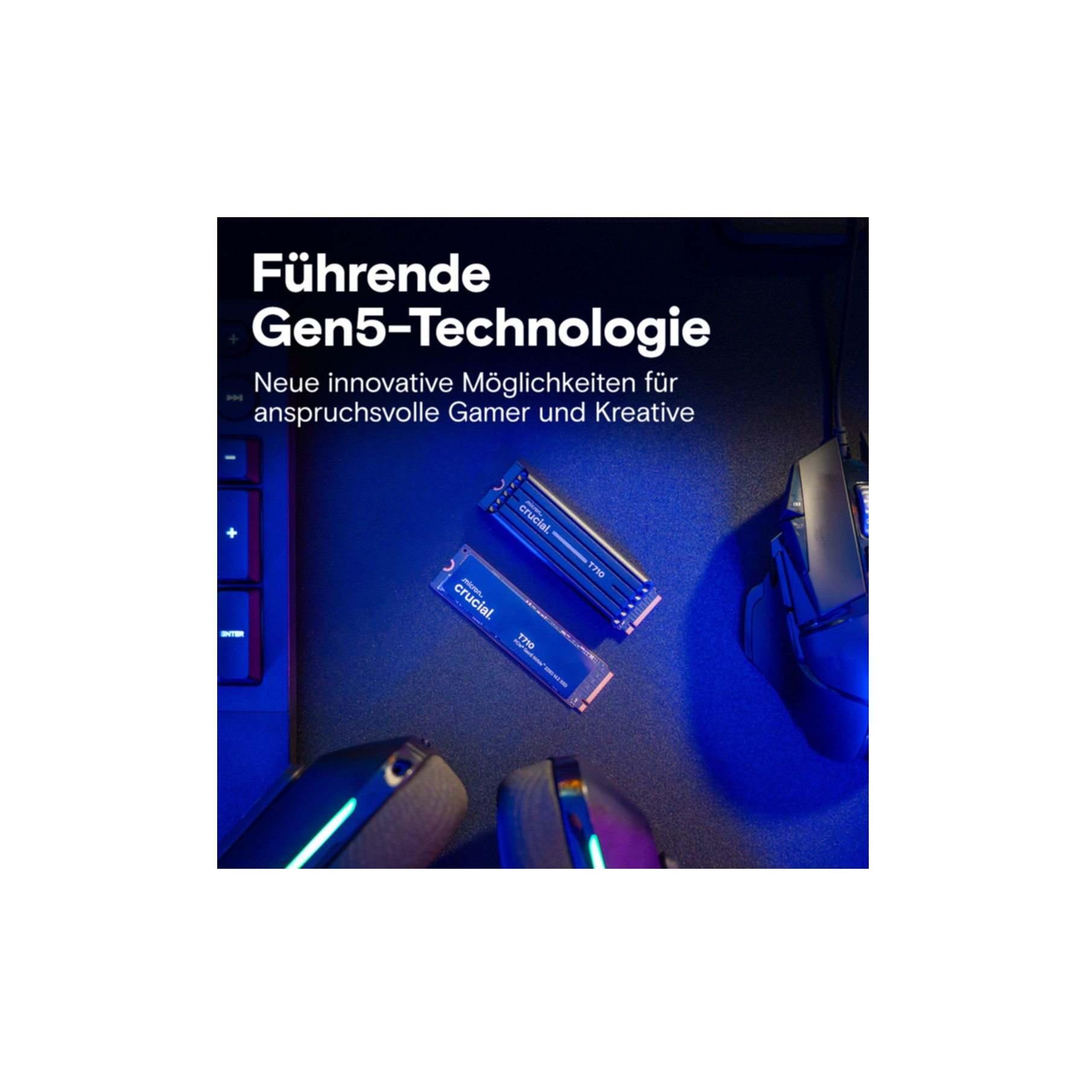 Dwa dyski SSD Crucial T710 leżą na klawiaturze obok myszy.