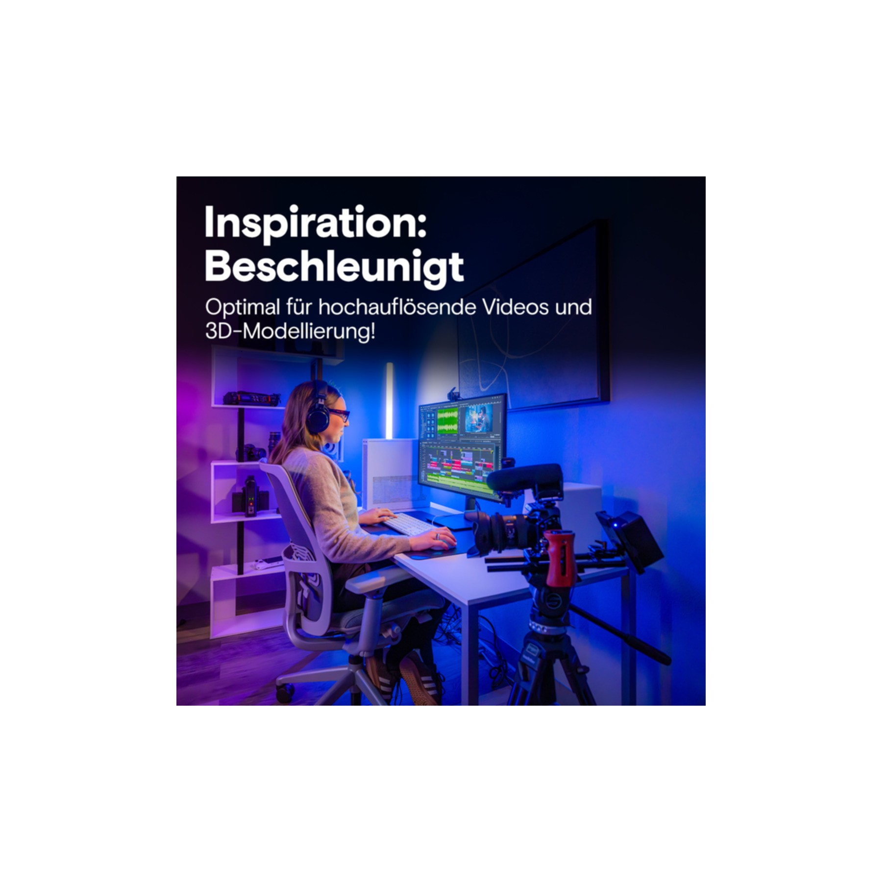 Osoba pracuje przy komputerze z oprogramowaniem do edycji wideo, obok stoi kamera.