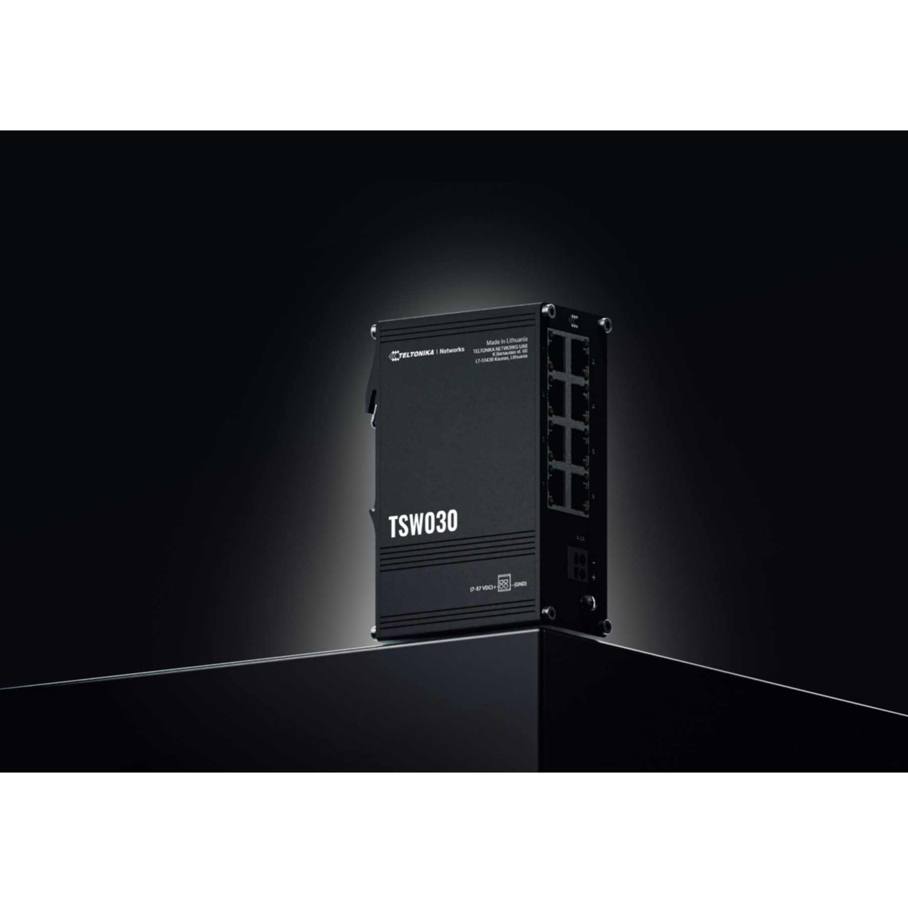 Un switch réseau Teltonika TSW030 noir avec huit ports.