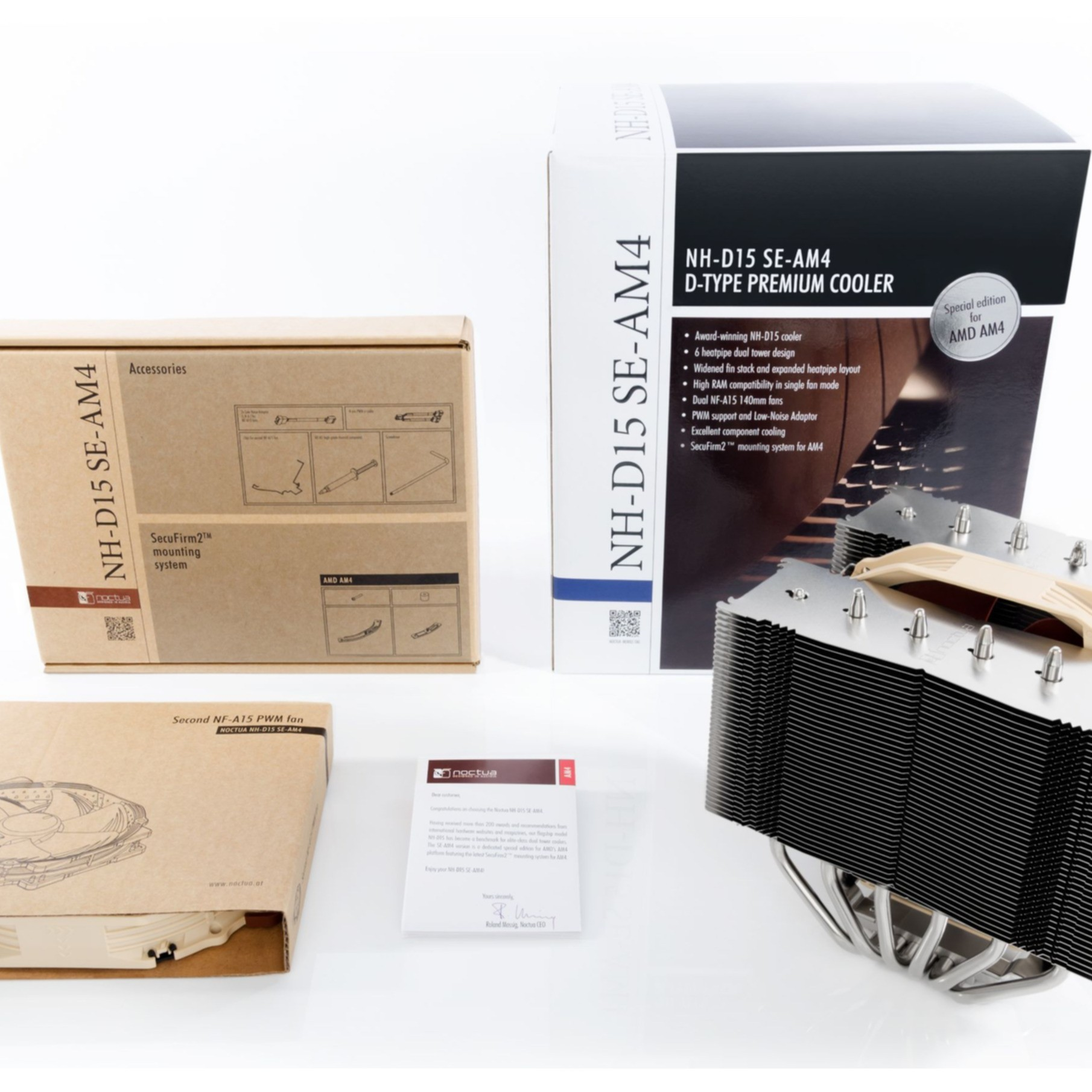 Chłodzenie CPU i akcesoria Noctua w pudełkach. Jeden cooler jest wyeksponowany.