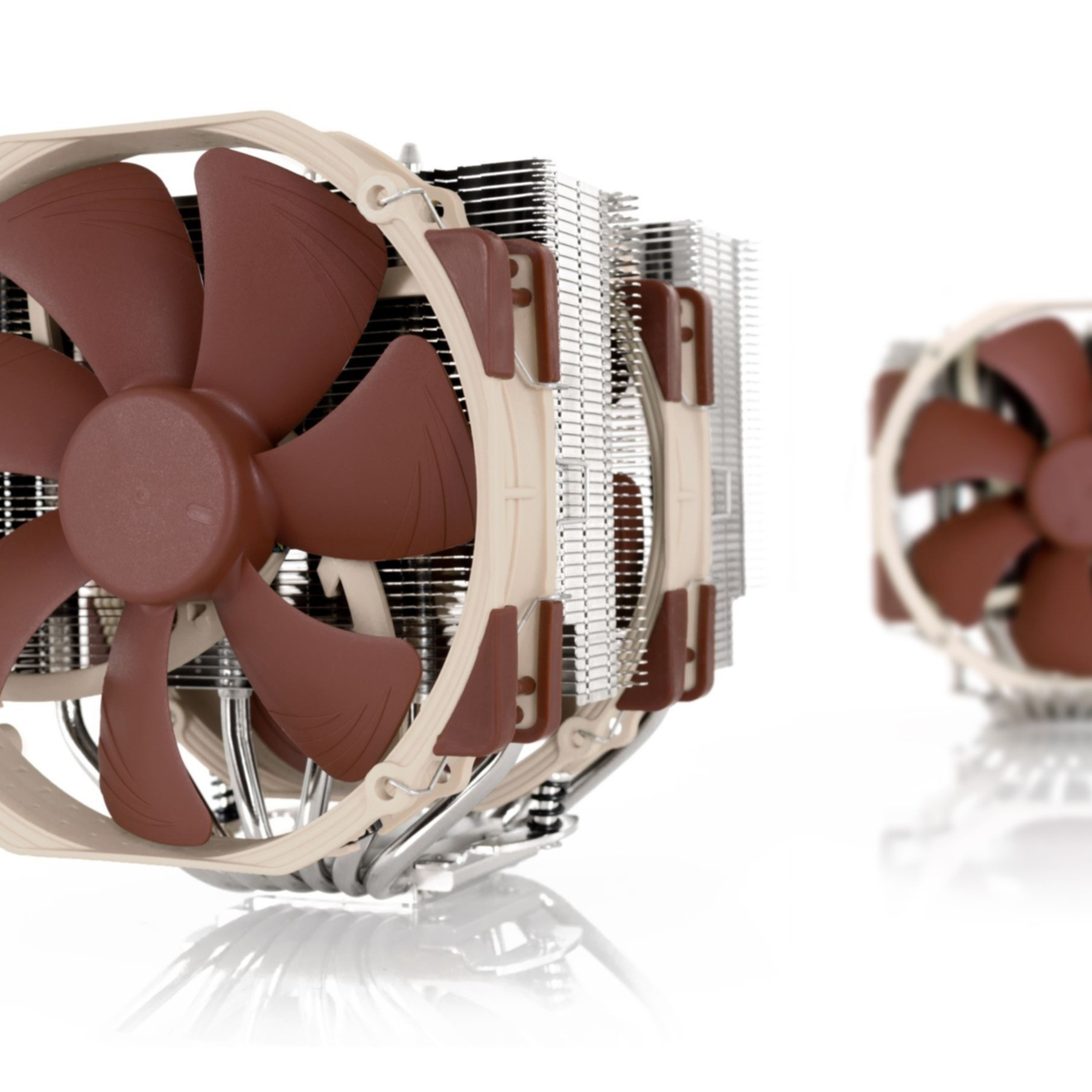 Brązowy wentylator z srebrnym radiatorem na białym tle.