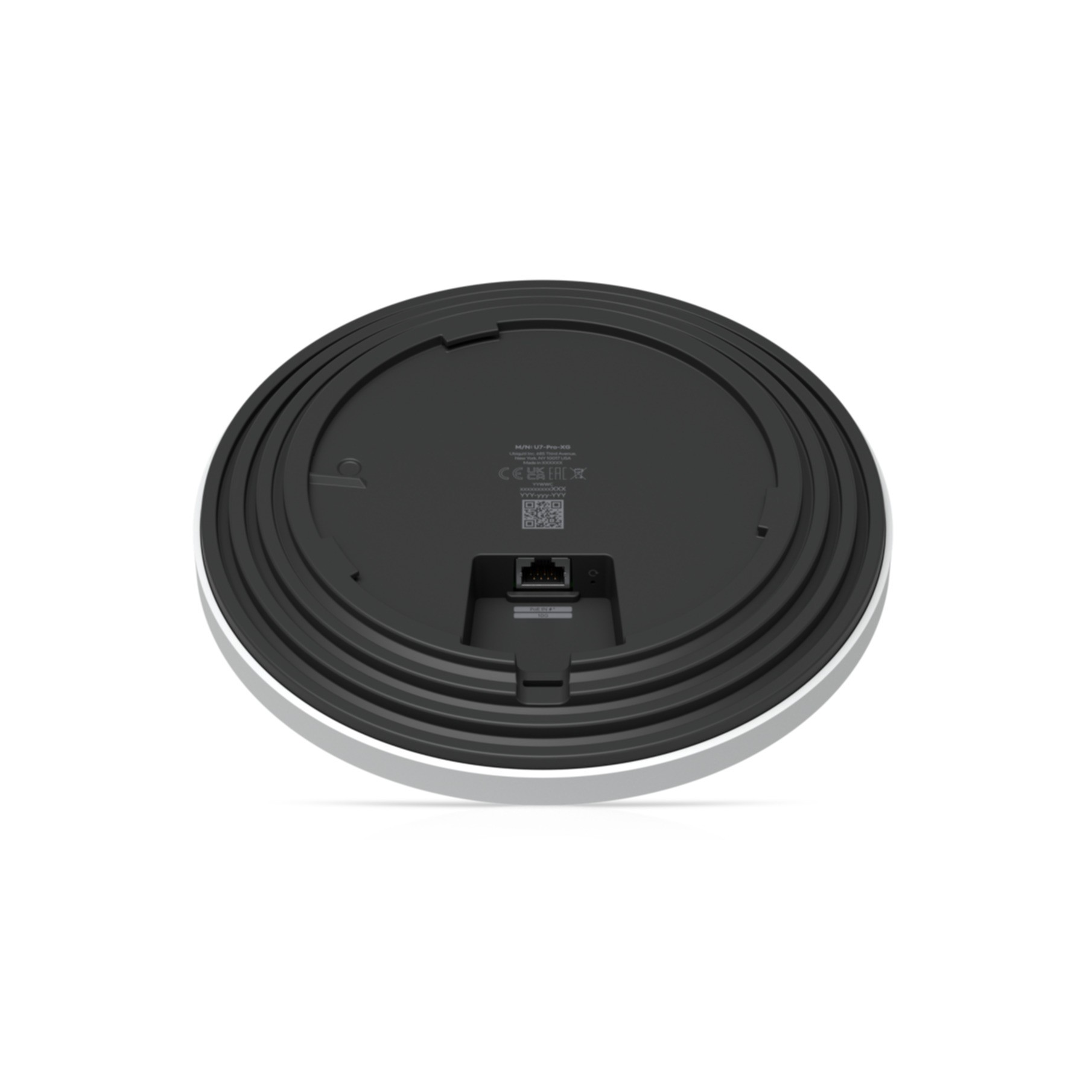 Spód czarnego, okrągłego urządzenia z srebrną ramką. Widoczny port Ethernet.