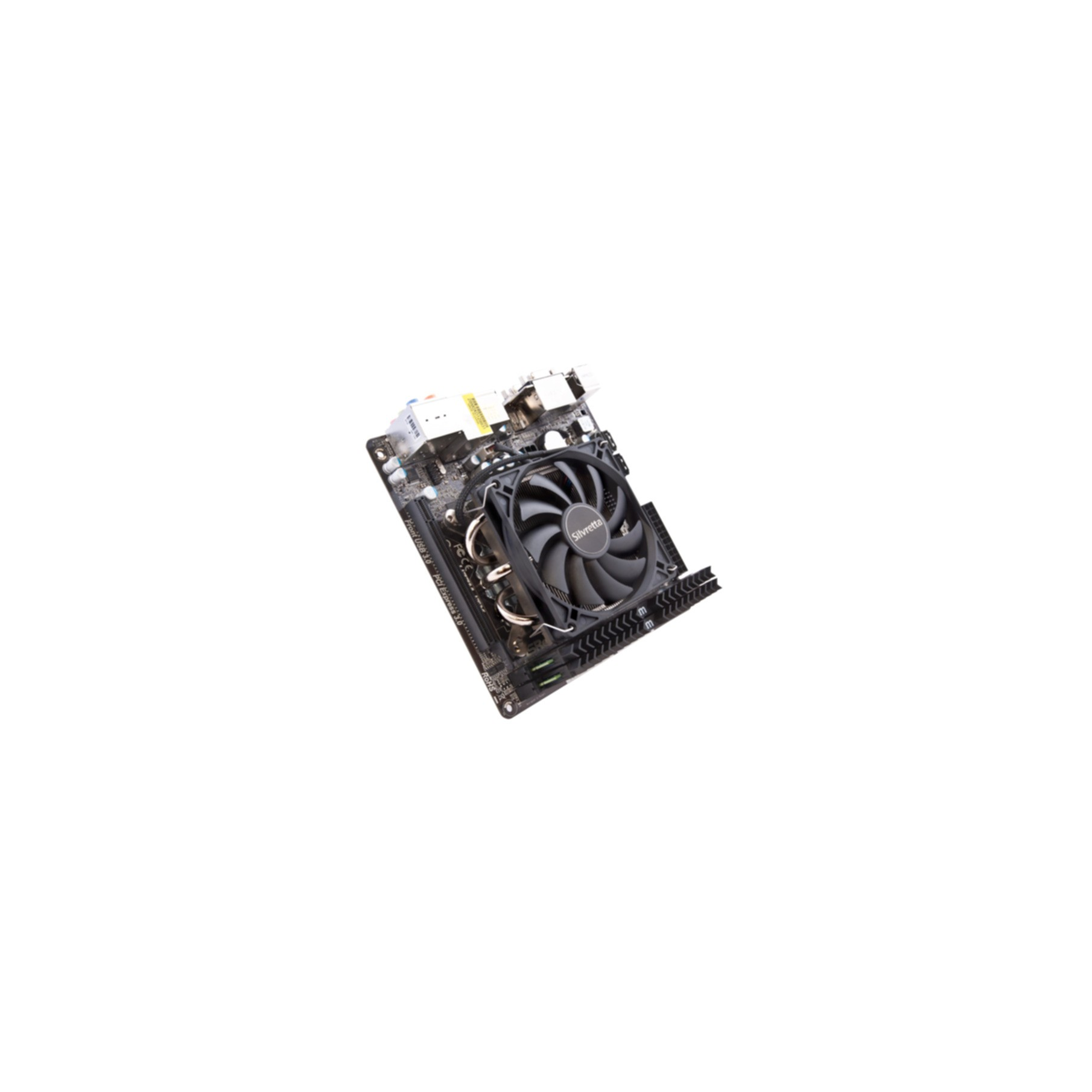 Ein Computer-Motherboard mit Lüfter und Kühlkörpern auf weißem Hintergrund.