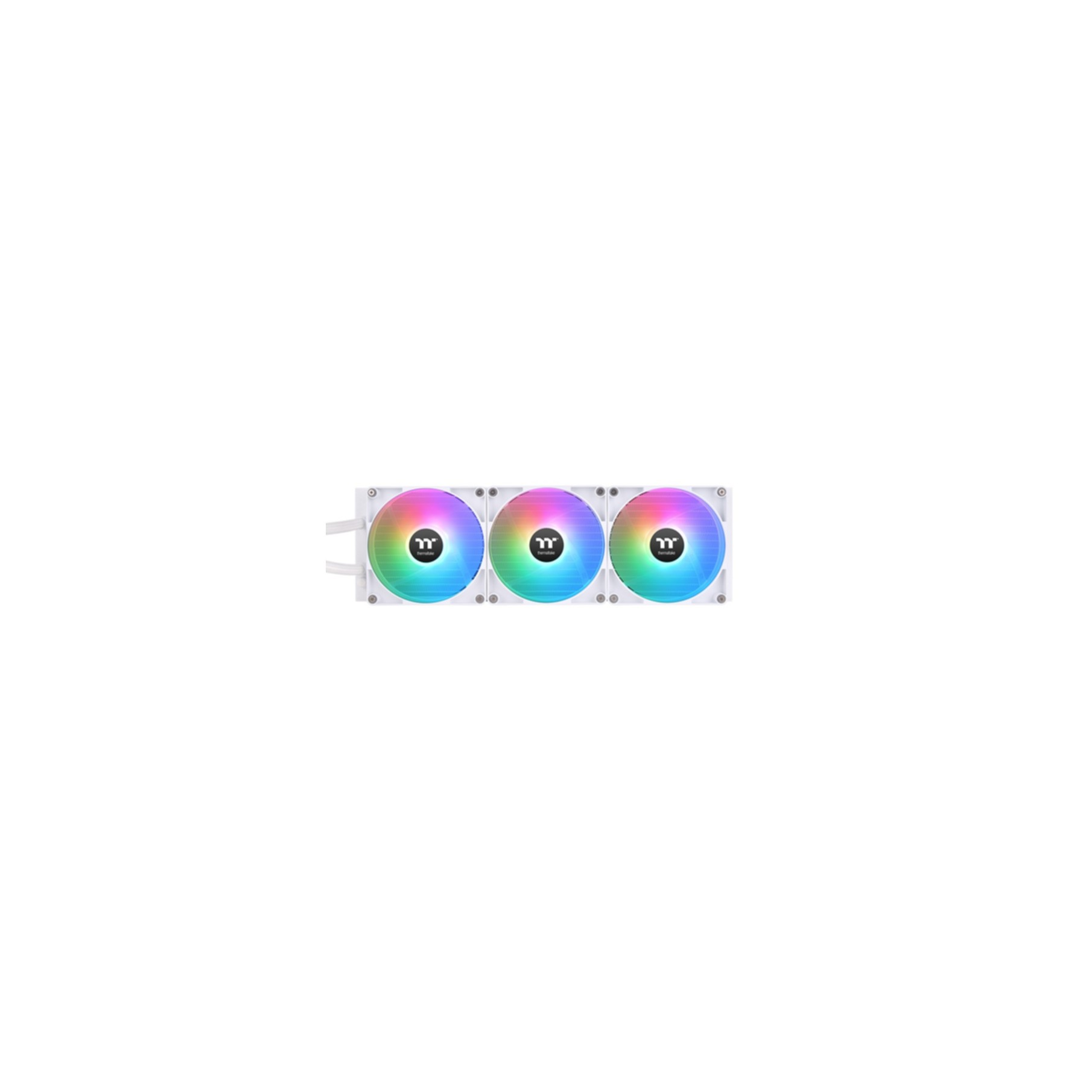 Drei weiße Lüfter mit RGB-Beleuchtung nebeneinander montiert.