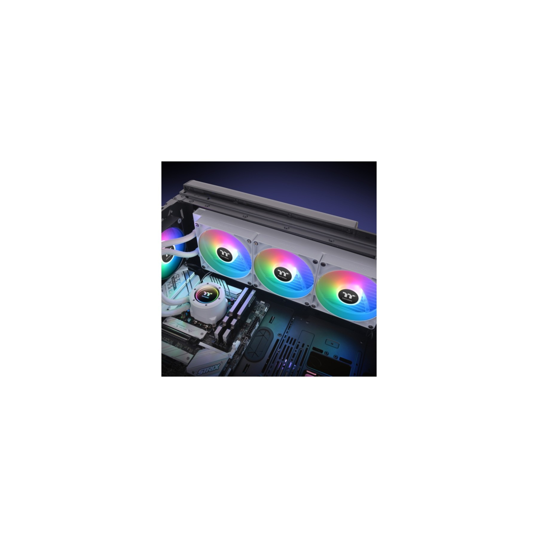 Ein PC-Gehäuse mit Lüftern und Wasserkühlung. RGB-Lichter leuchten hell.