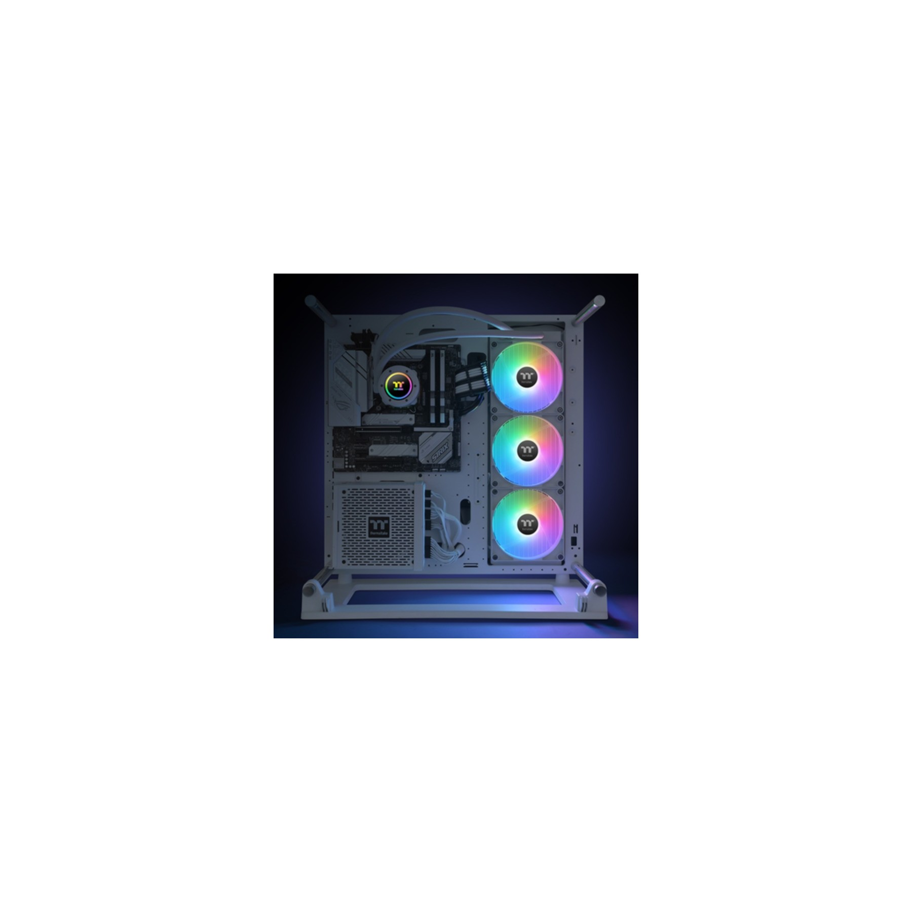Ein weißes Computergehäuse mit RGB-Lüftern und Wasserkühlung.