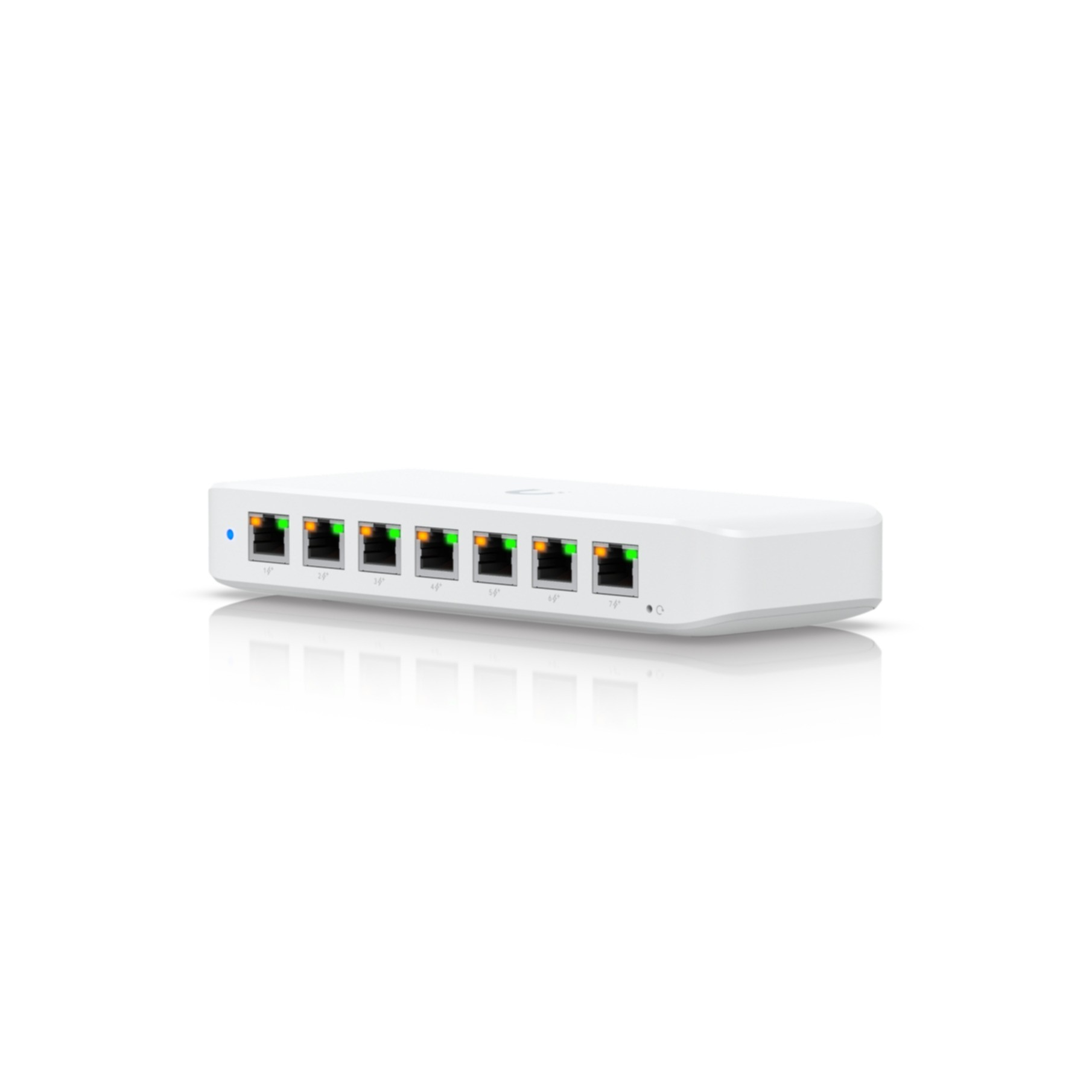 Uno switch di rete bianco con sette porte Ethernet e luci di segnalazione verdi e arancioni.