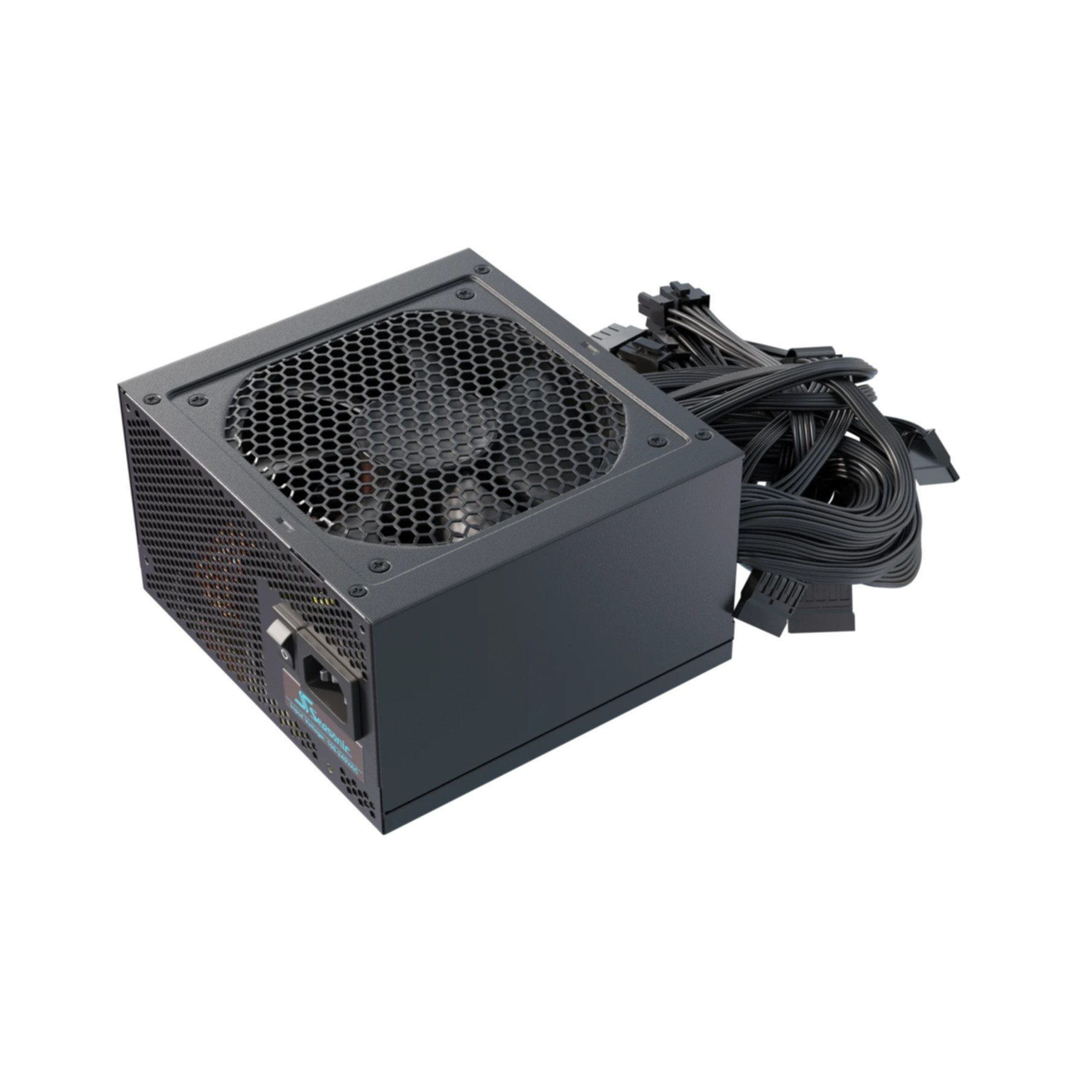 Czarny zasilacz z kratką wentylatora i kablami, na białym tle.