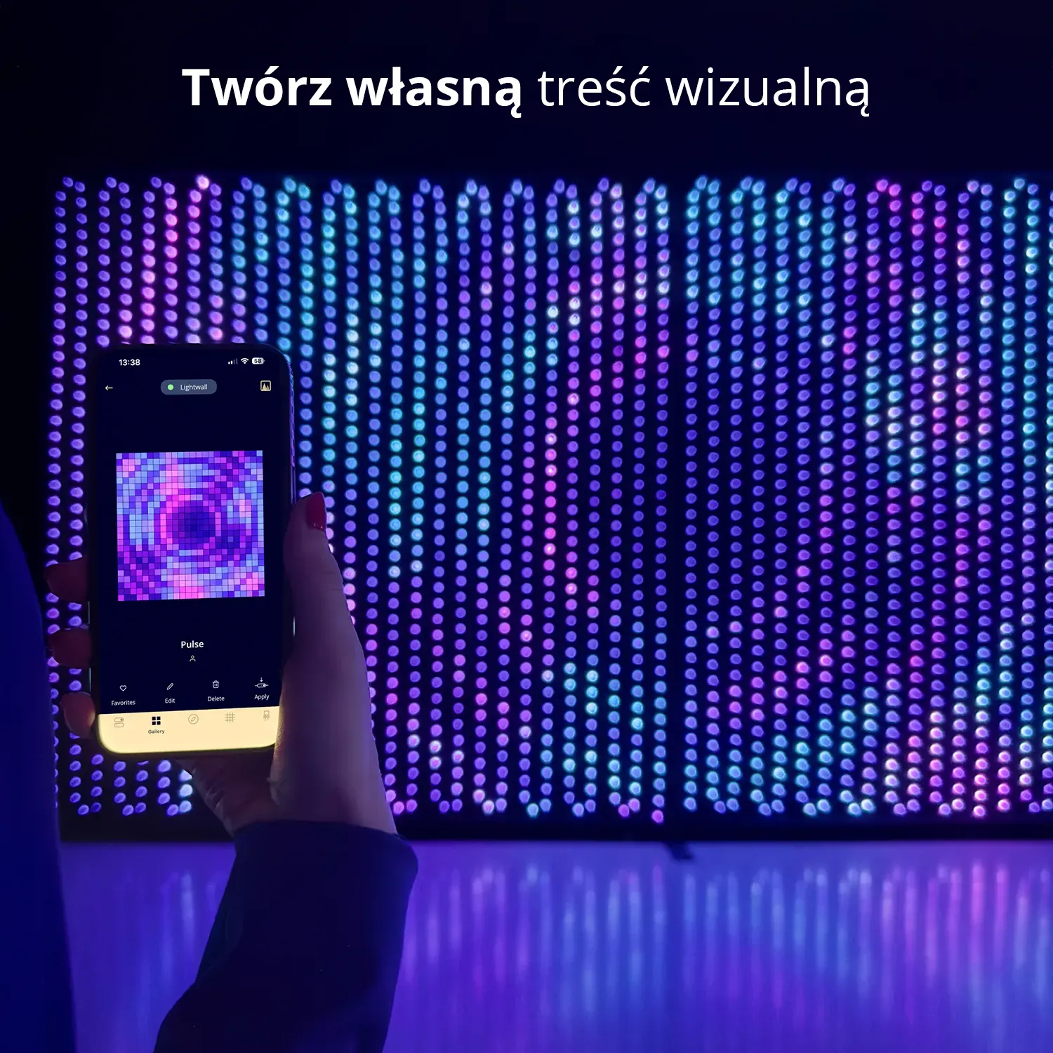 Smartfon wyświetla aplikację ze wzorami świetlnymi przed dużym ekranem LED.
