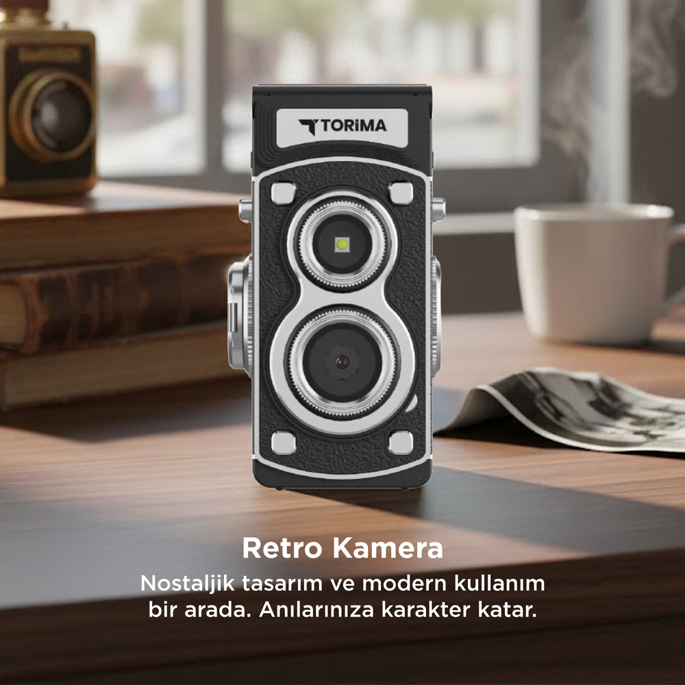 Ahşap bir masada, kitaplar ve fincanın yanında retro çift lensli kamera.