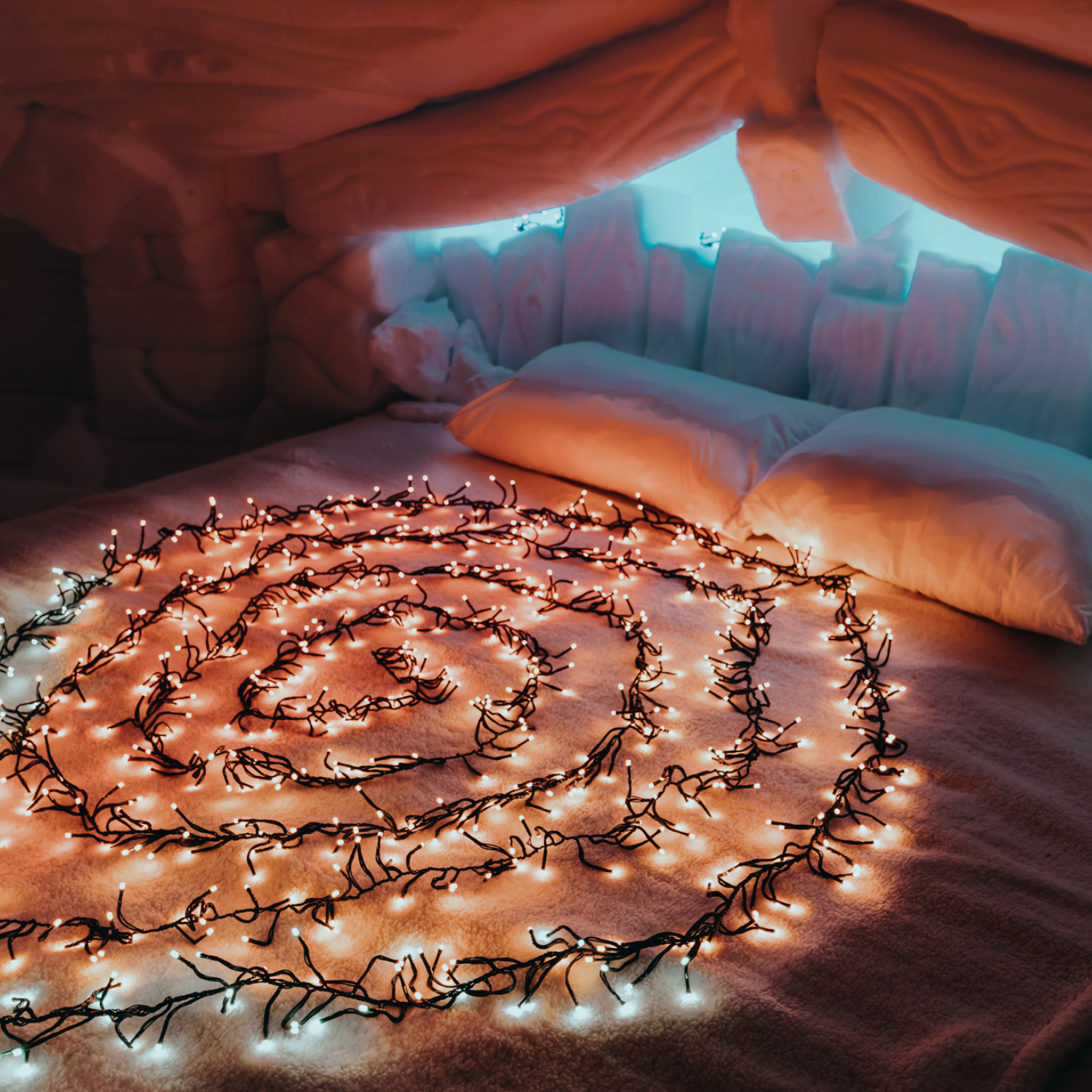 Spirala lampek na łóżku wewnątrz lodowej groty.