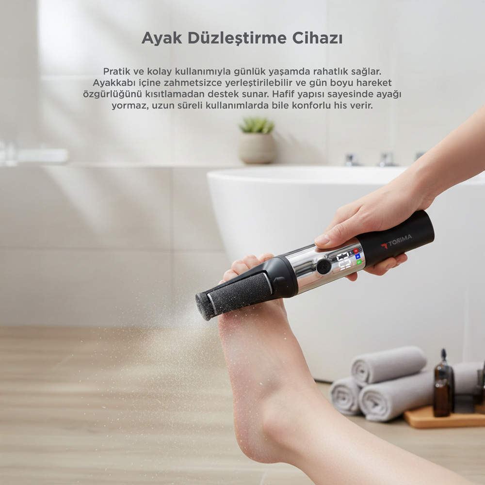 Bir el, bir ayakta elektrikli ayak törpüsü kullanıyor. Toz uçuşuyor.