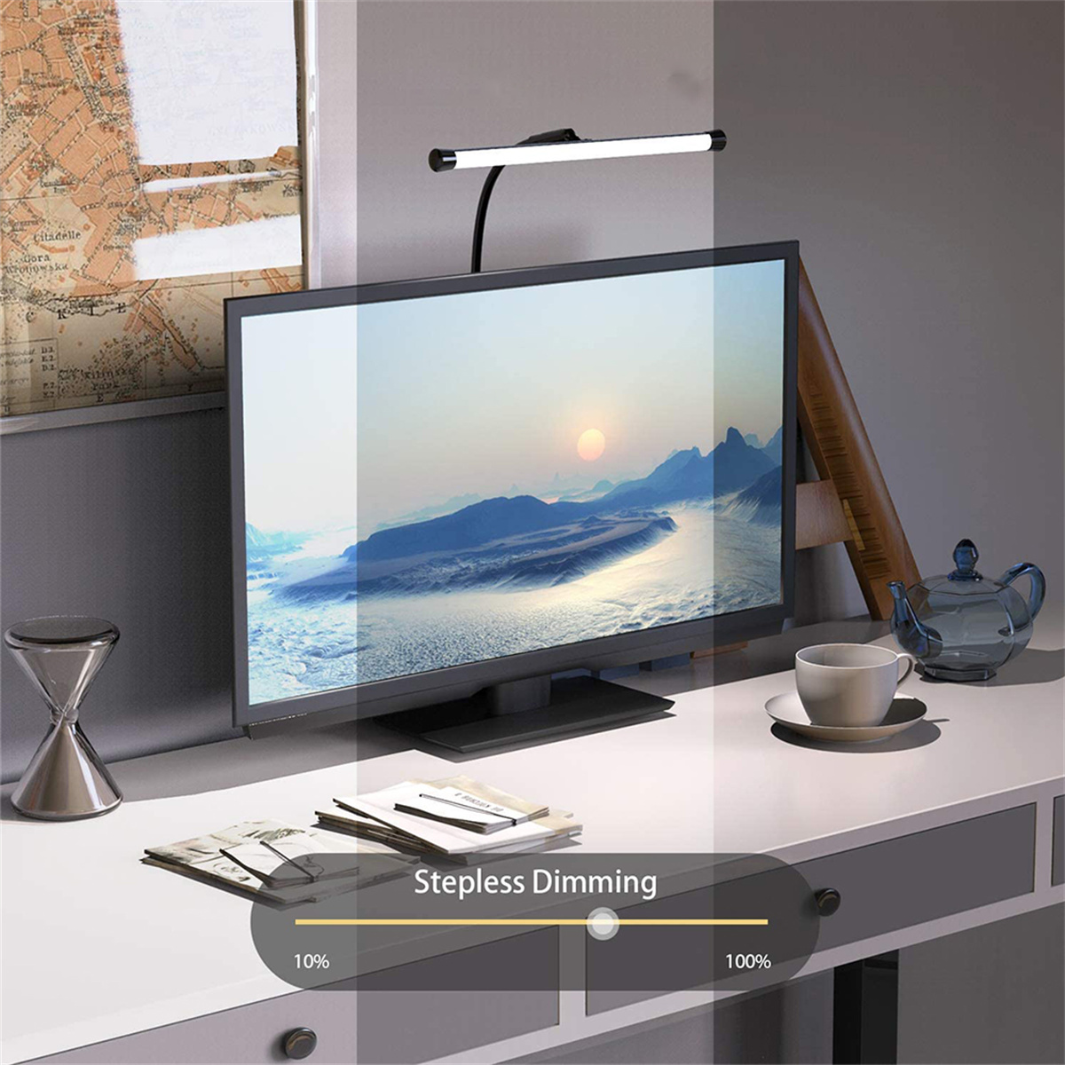 Ein Monitor zeigt eine Landschaft mit Sonne. Eine Lampe ist darüber montiert.