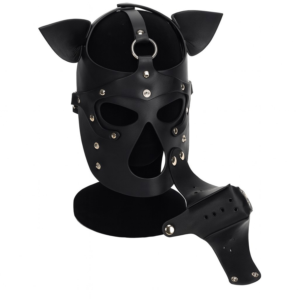 Capucha negra de cuero con orejas, aberturas para ojos y boca, hebillas y tachuelas.