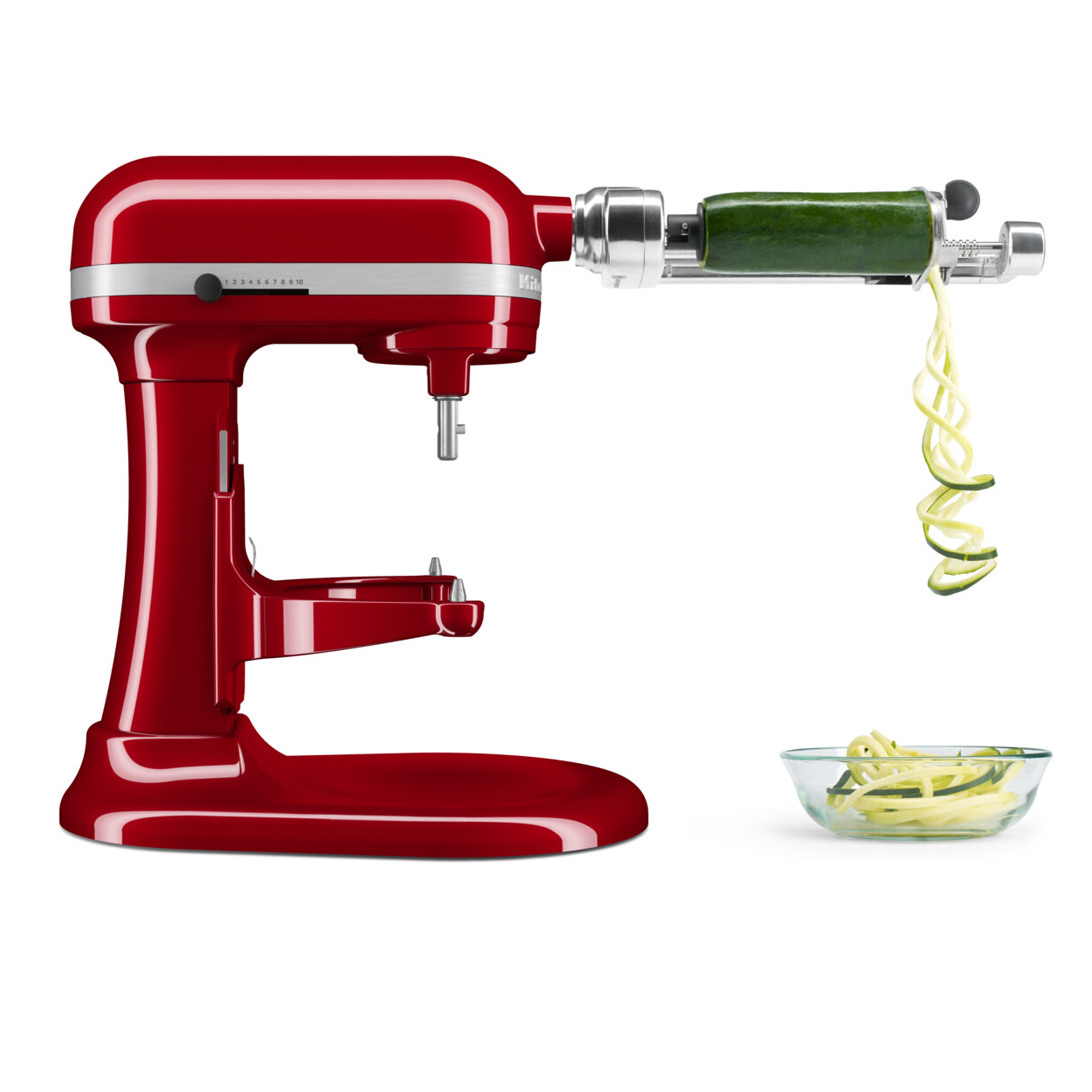 Roter Küchenmaschinen-Aufsatz spiralt Zucchini in eine Schüssel.
