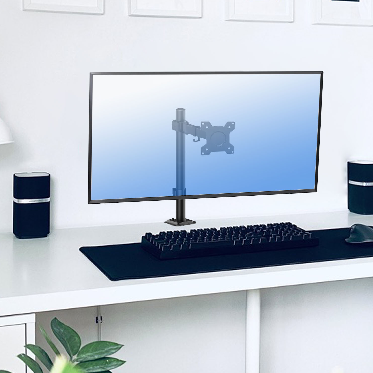 Monitor komputerowy na stojaku z klawiaturą i myszką na biurku.