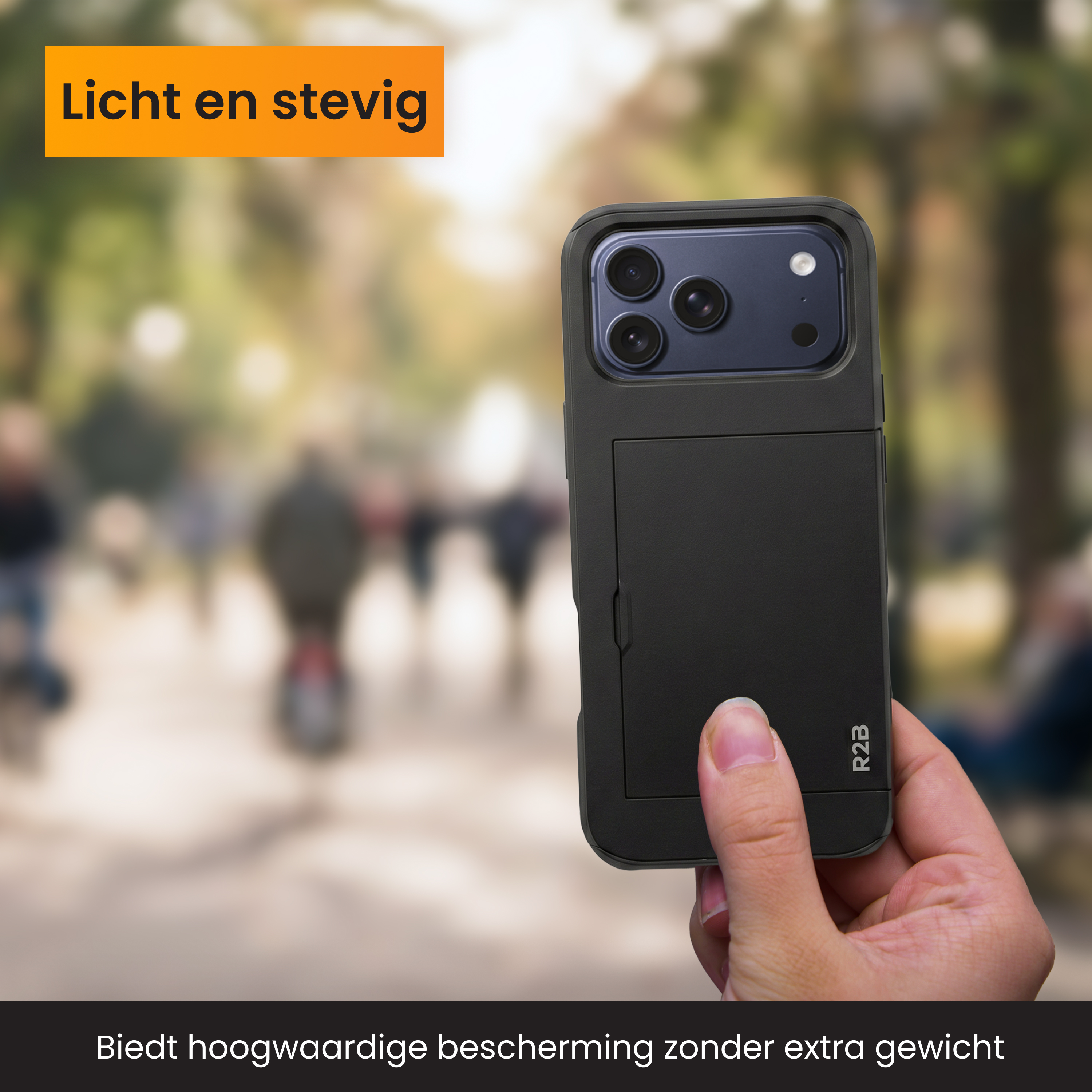 Main tenant une coque de téléphone noire avec appareil photo sur fond extérieur flou.