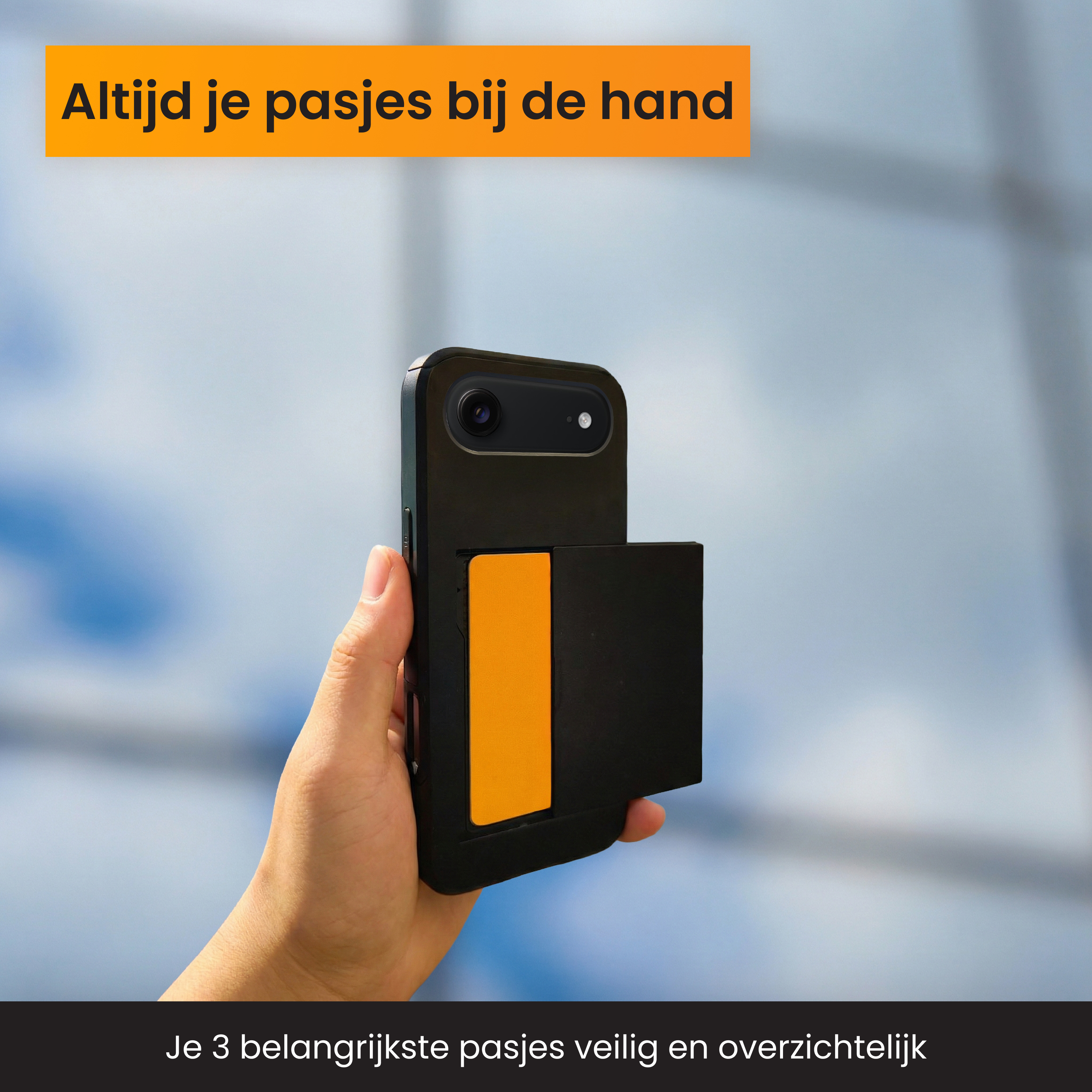 Hand houdt telefoon met zwart hoesje en oranje kaarthouder.