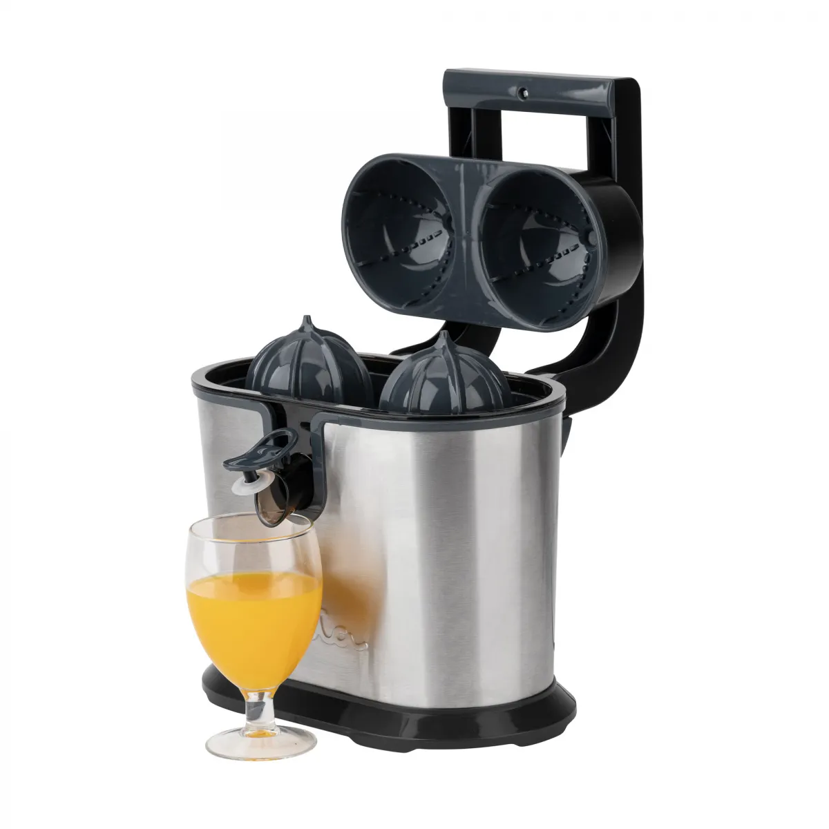 Spremiagrumi in acciaio inox con due conici e un bicchiere di succo d'arancia.