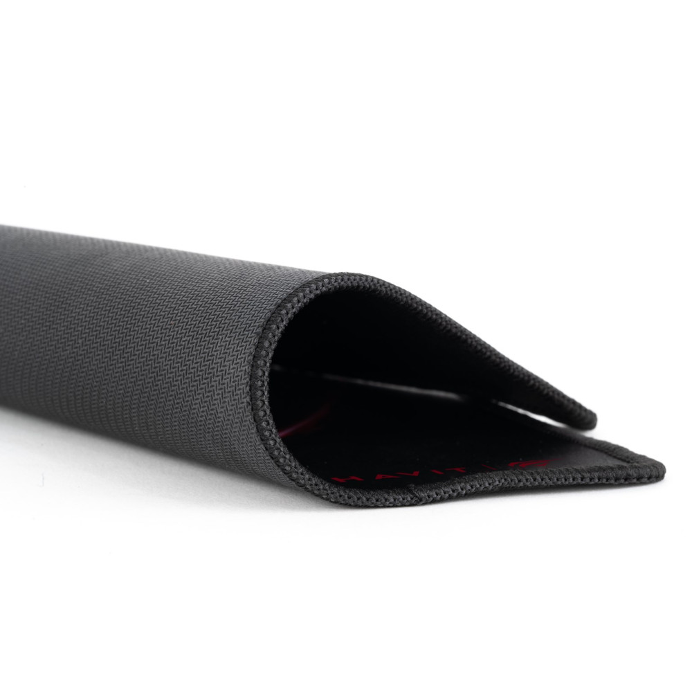 Szara rolka podkładki pod mysz z czerwonym brzegiem, na białym.