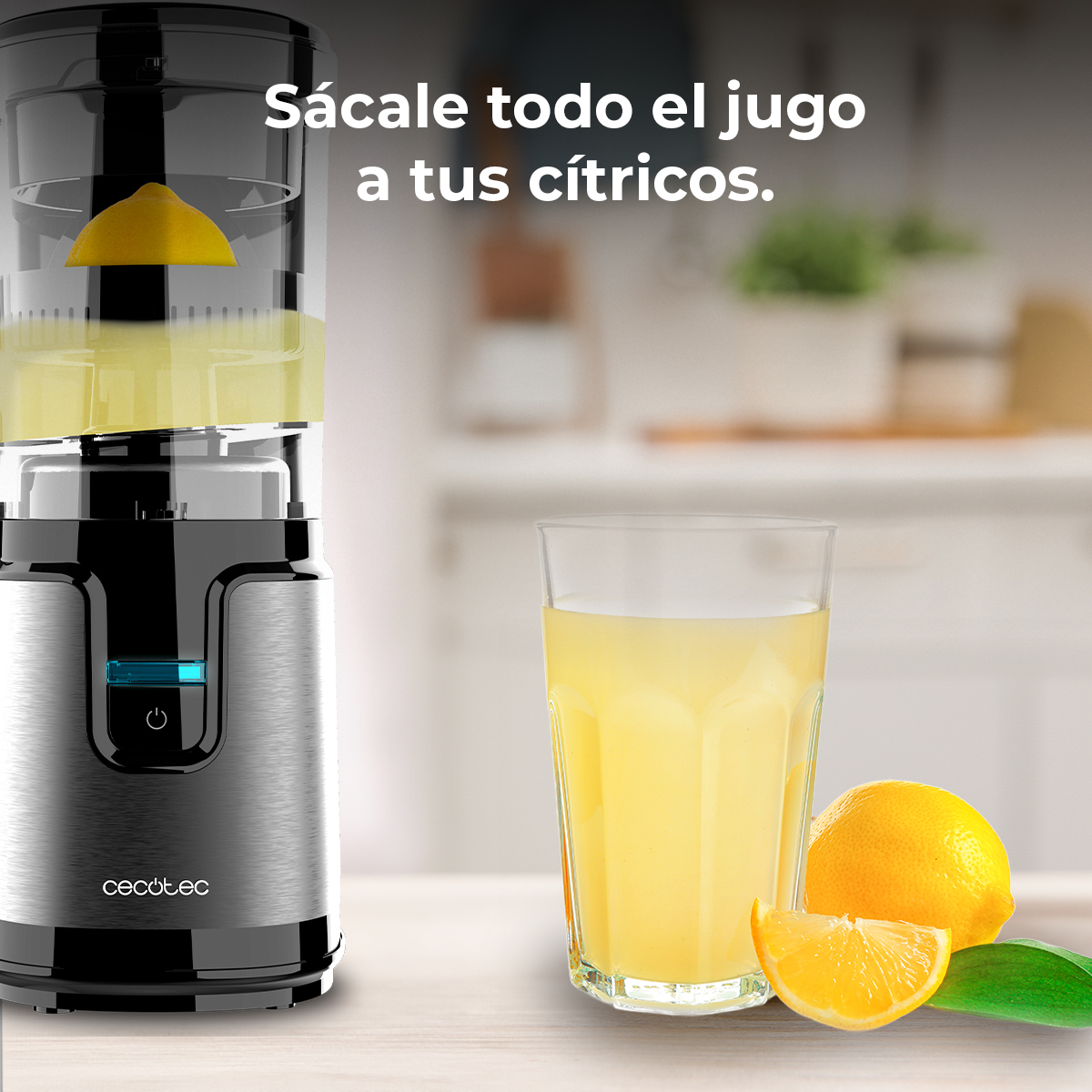 Un exprimidor de cítricos con un vaso de zumo fresco y limones.