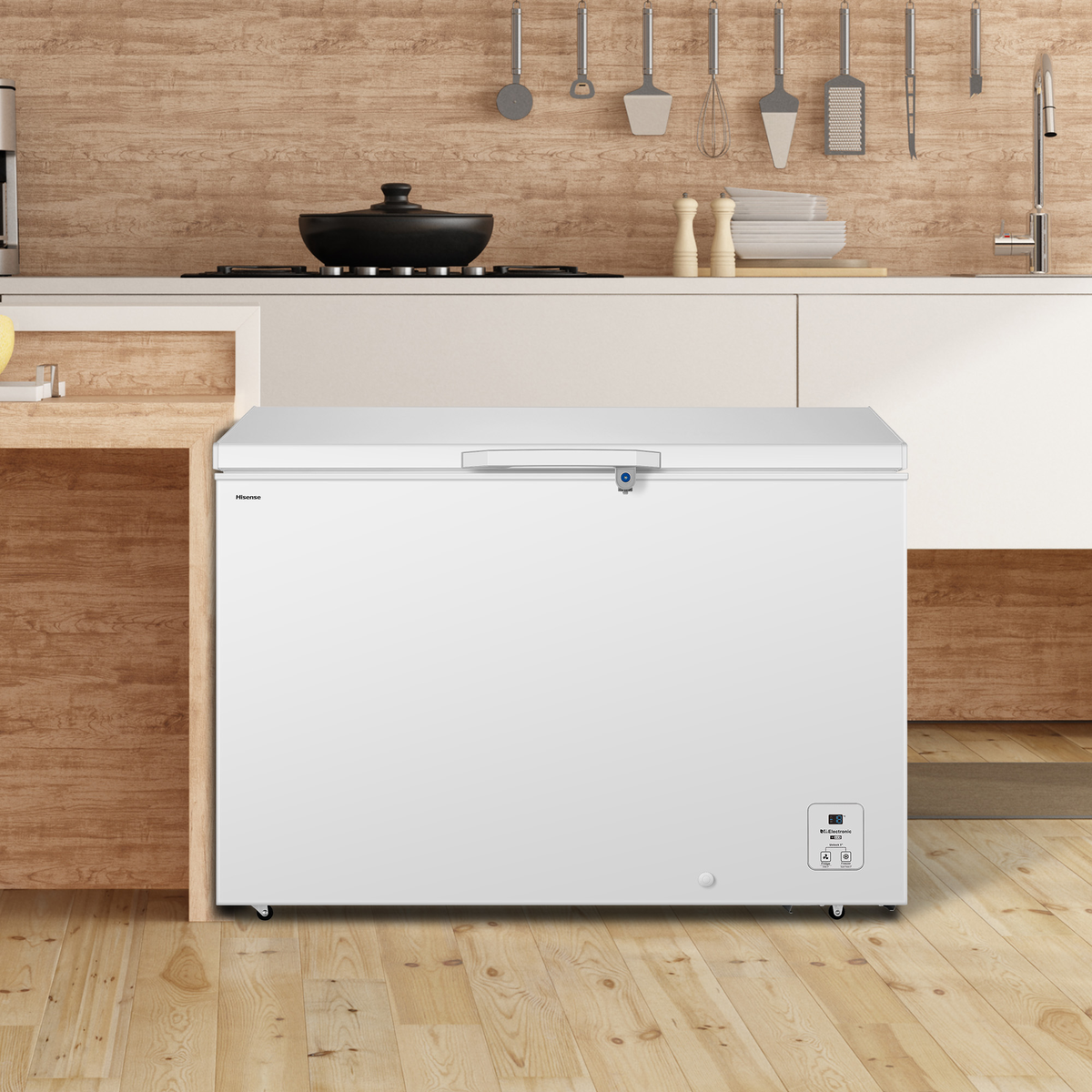 Un congelador horizontal blanco está en una cocina moderna con detalles de madera.