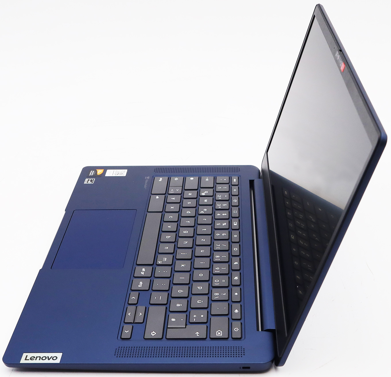 Niebieski laptop Lenovo jest otwarty, widać klawiaturę i ekran. Białe tło.