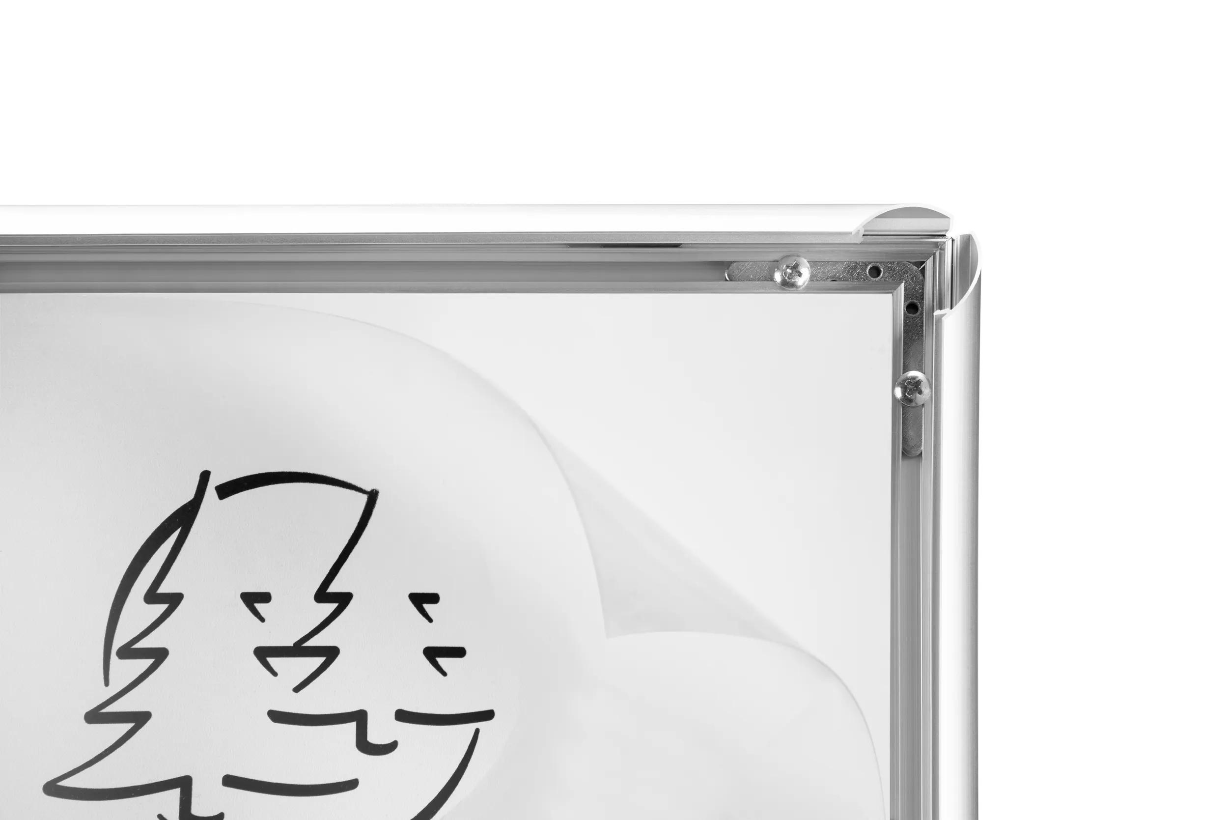 Primer plano de una pizarra blanca con dibujo negro y marco plateado.