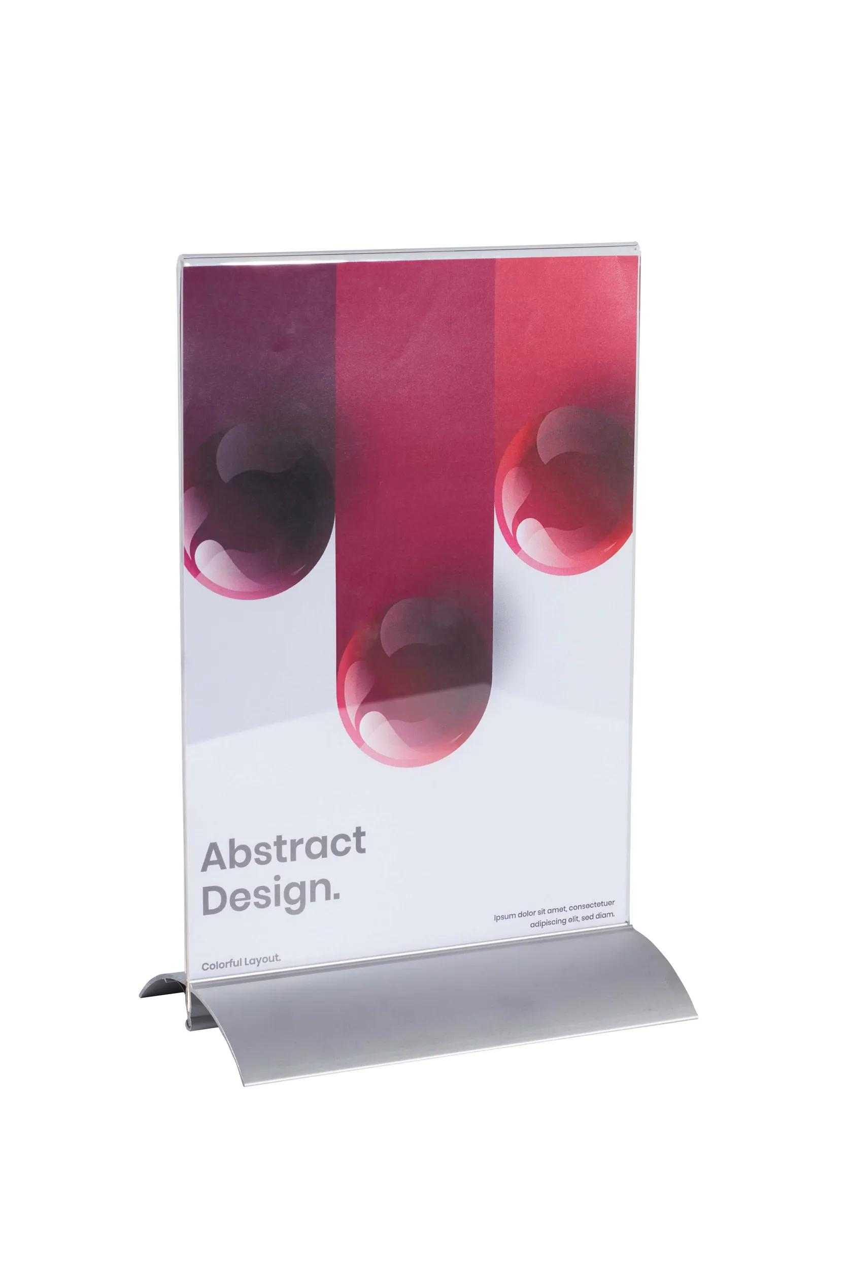 Un expositor de mesa plateado con un diseño abstracto rojo y púrpura.