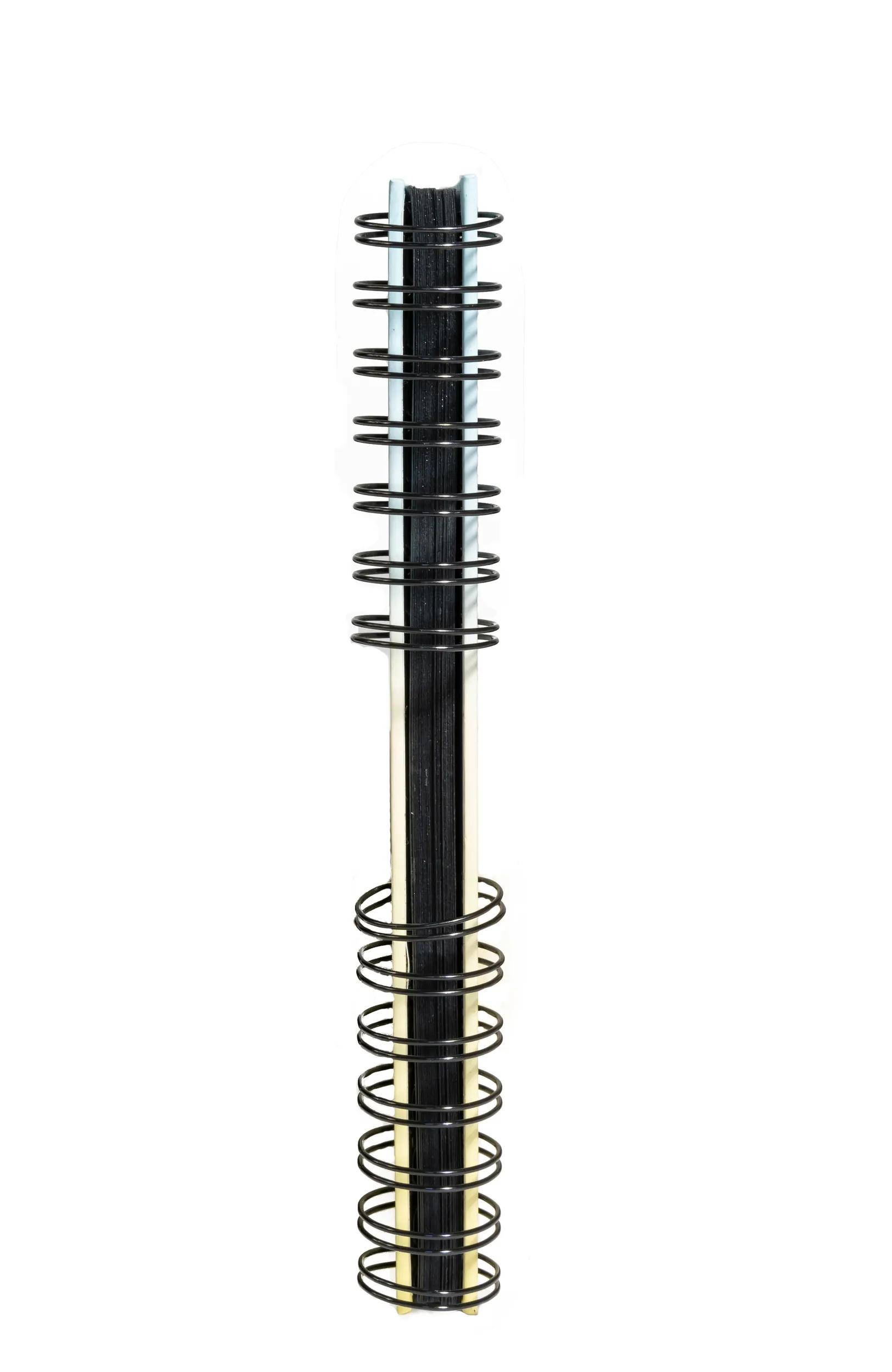 Un cuaderno de espiral negro con páginas azul claro y amarillas, sobre fondo blanco.