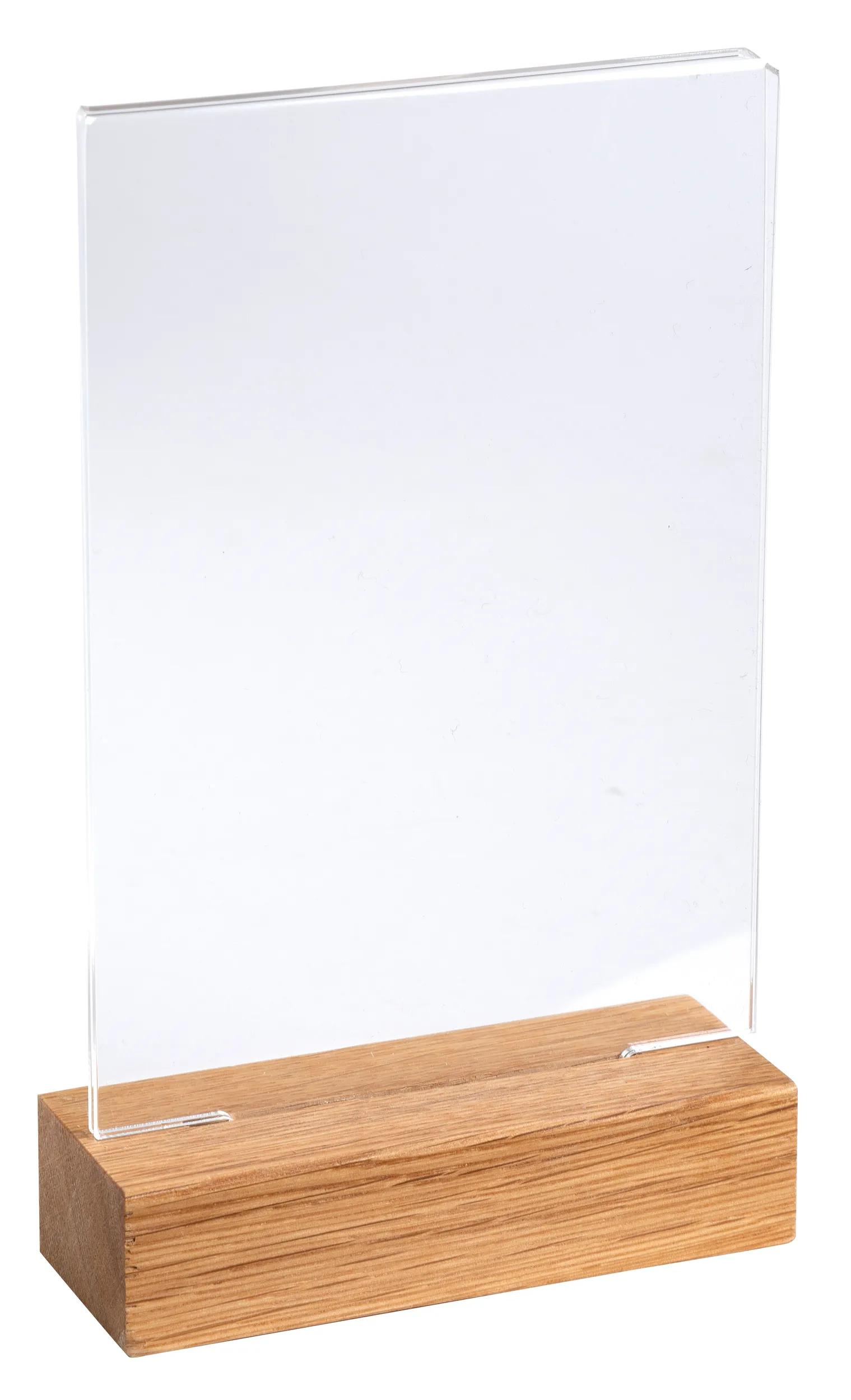 Un expositor de metacrilato transparente con base de madera.