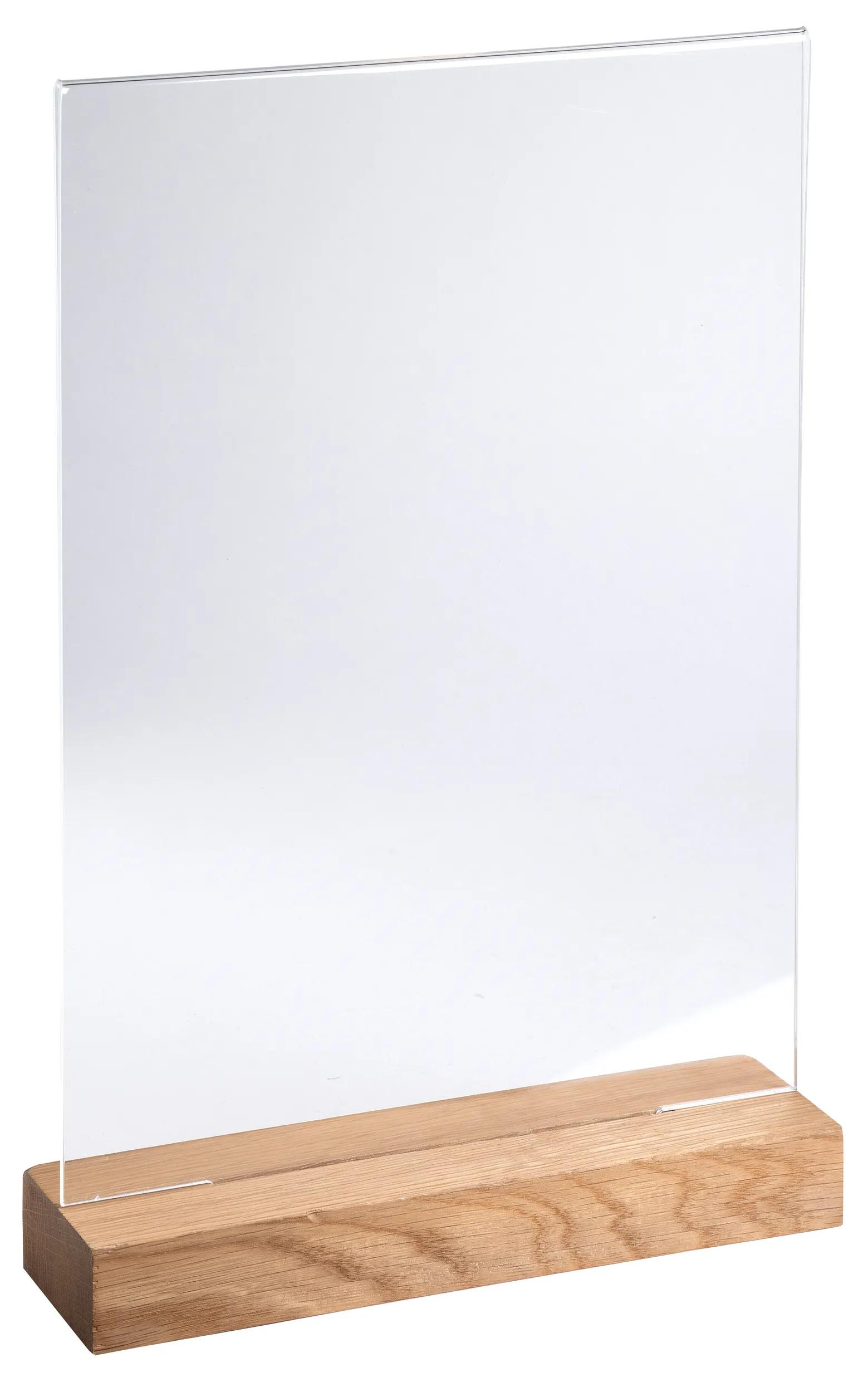 Un expositor acrílico transparente con base de madera.
