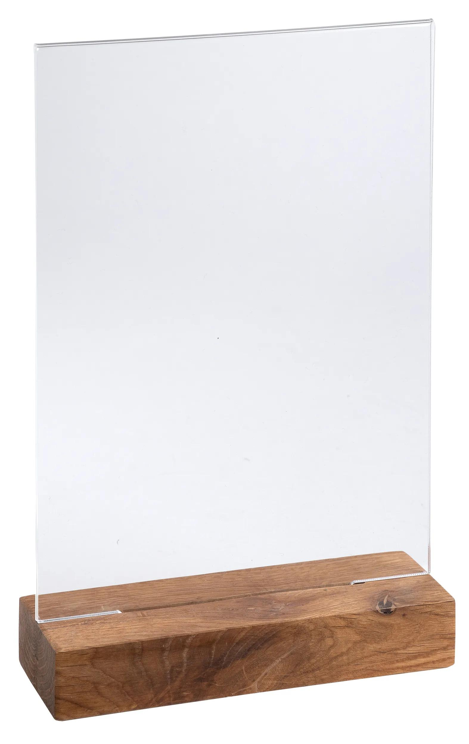 Un expositor transparente sobre una base de madera.