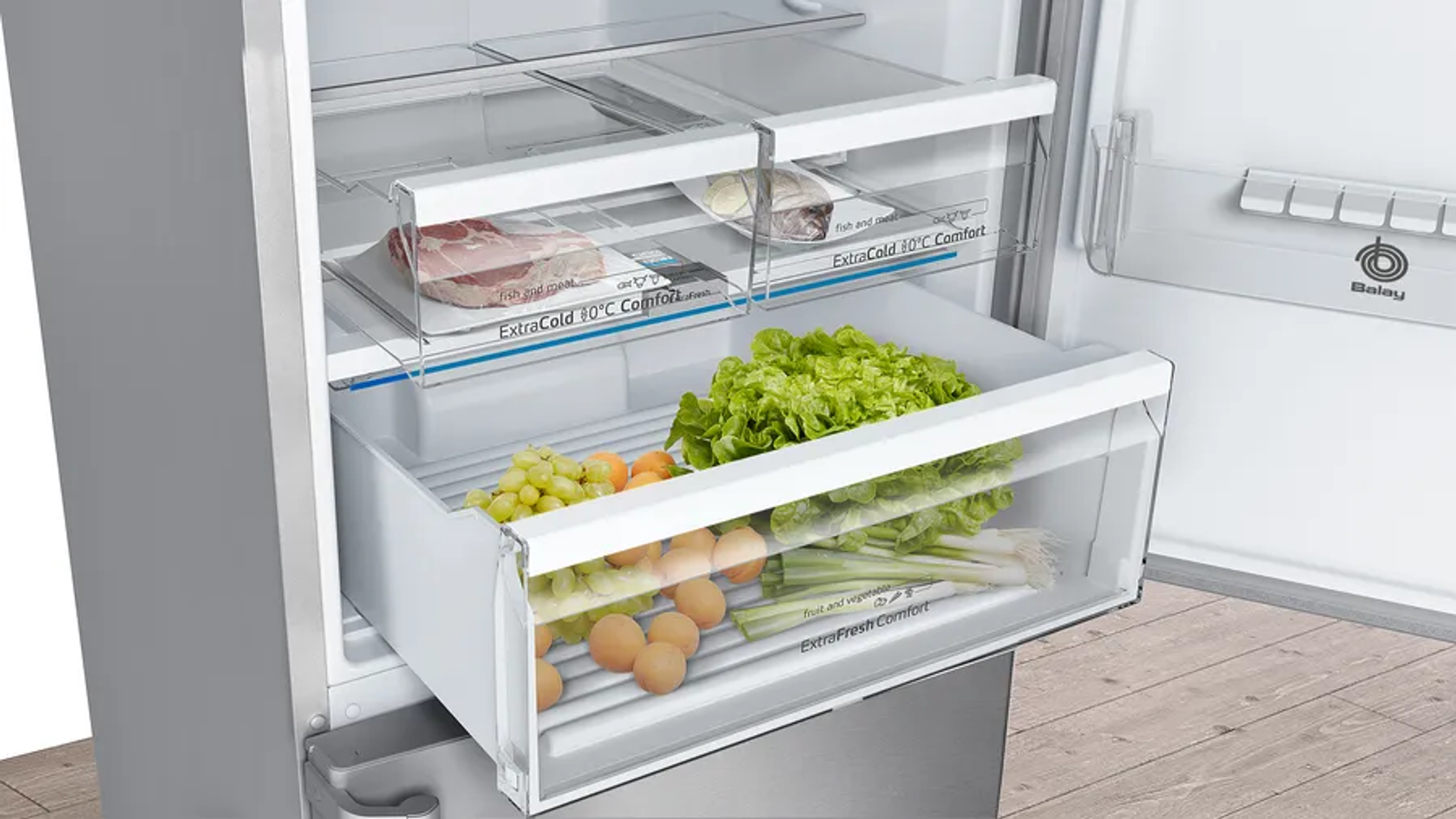 Alimentos refrigerados: carne, pescado, verduras, frutas, huevos en cajones.