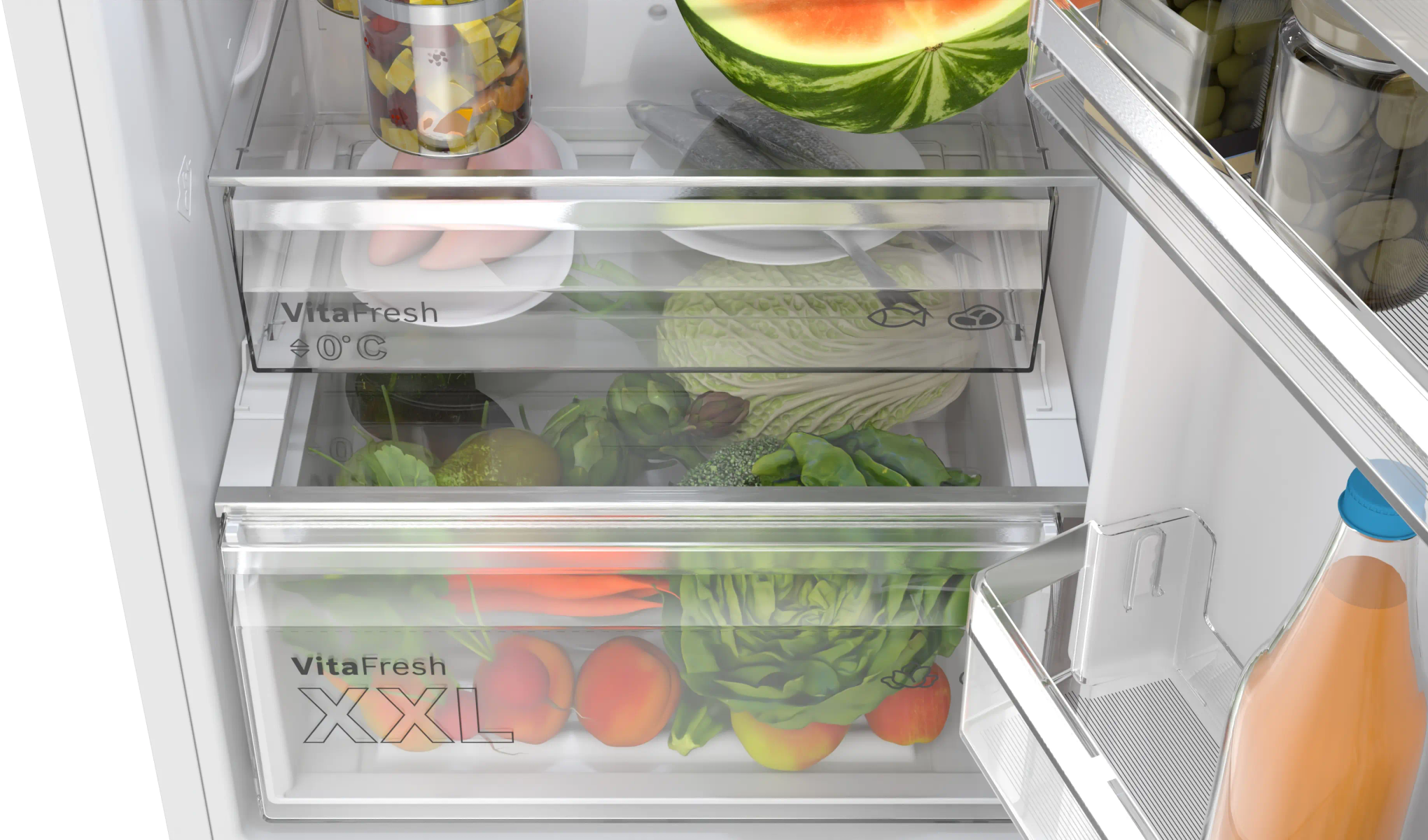 Interior de refrigerador con frutas, verduras y bebidas en cajones.