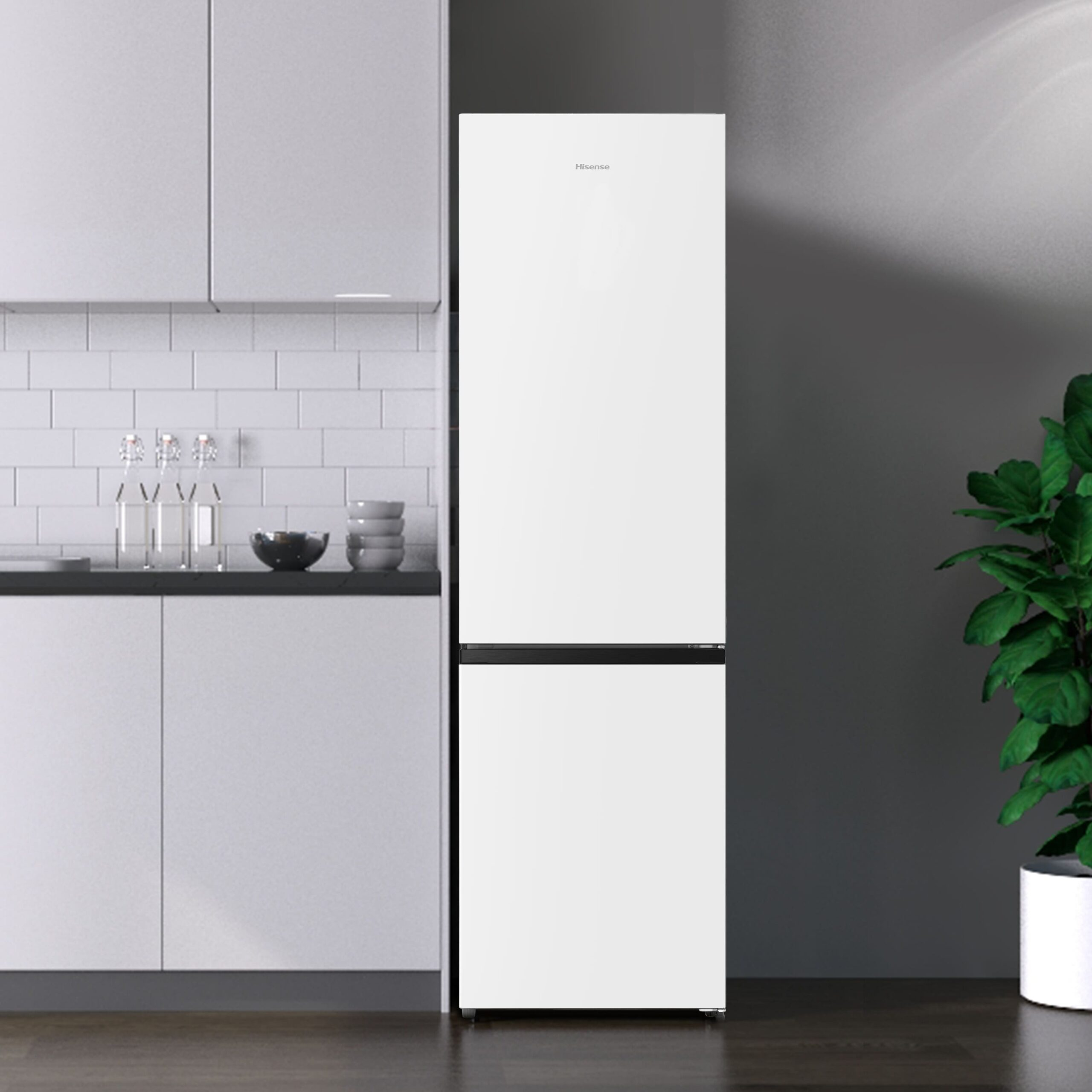Un frigorífico Hisense blanco de dos puertas está en una cocina junto a armarios.