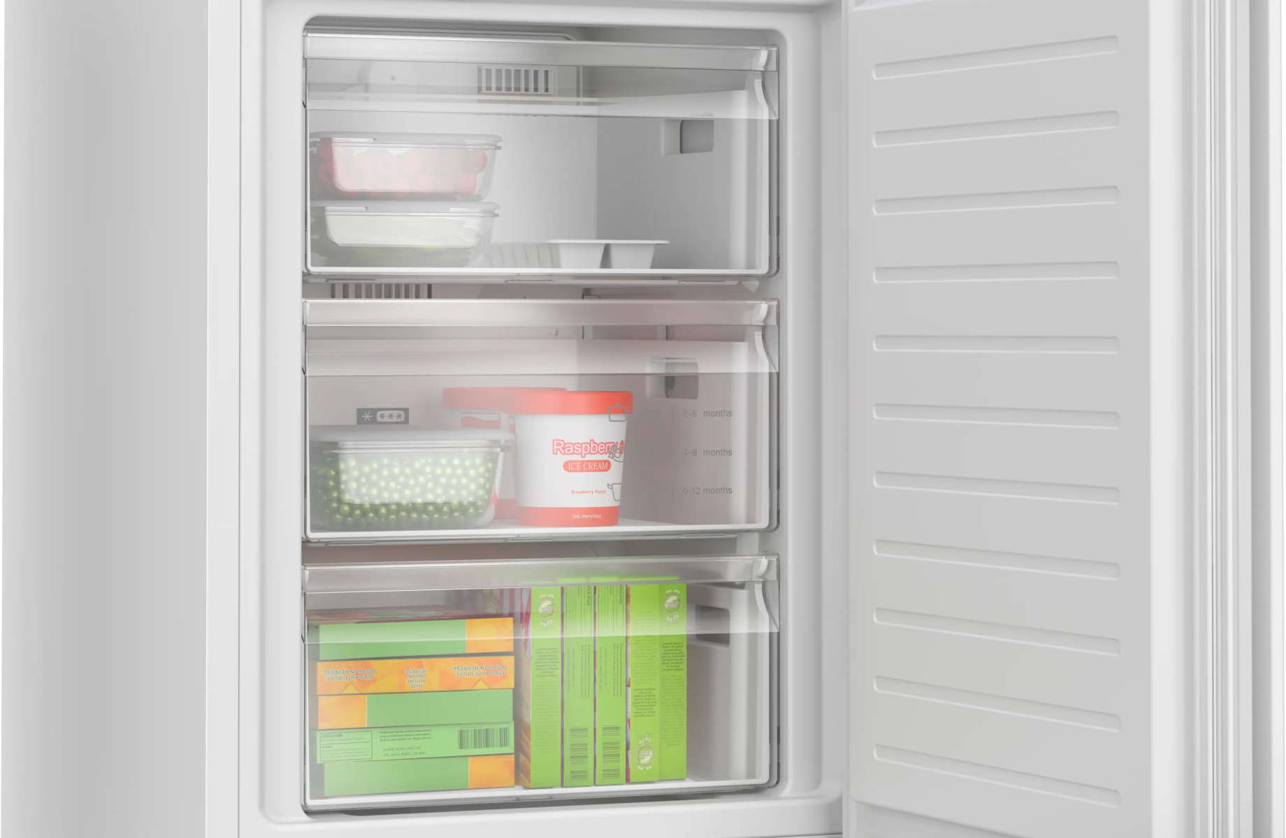 Un congelador abierto con cajones llenos de alimentos como helado y guisantes.