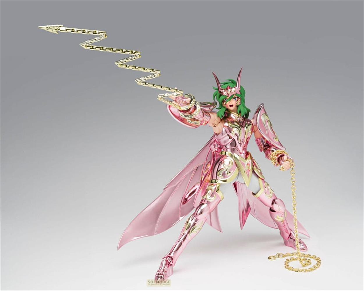 Action figure in armatura rosa con capelli verdi tiene una catena d'oro.