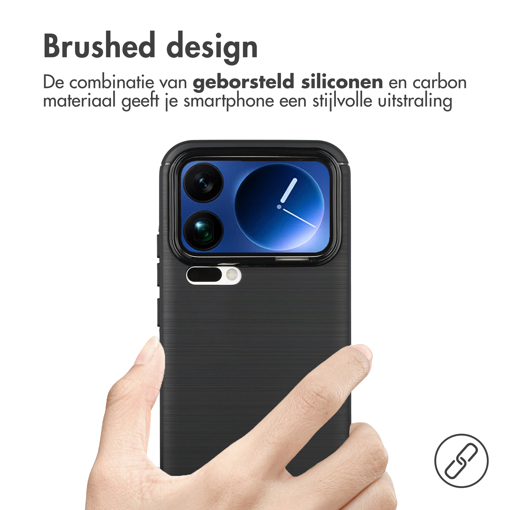 Een hand houdt een zwarte smartphone met geborsteld design vast.
