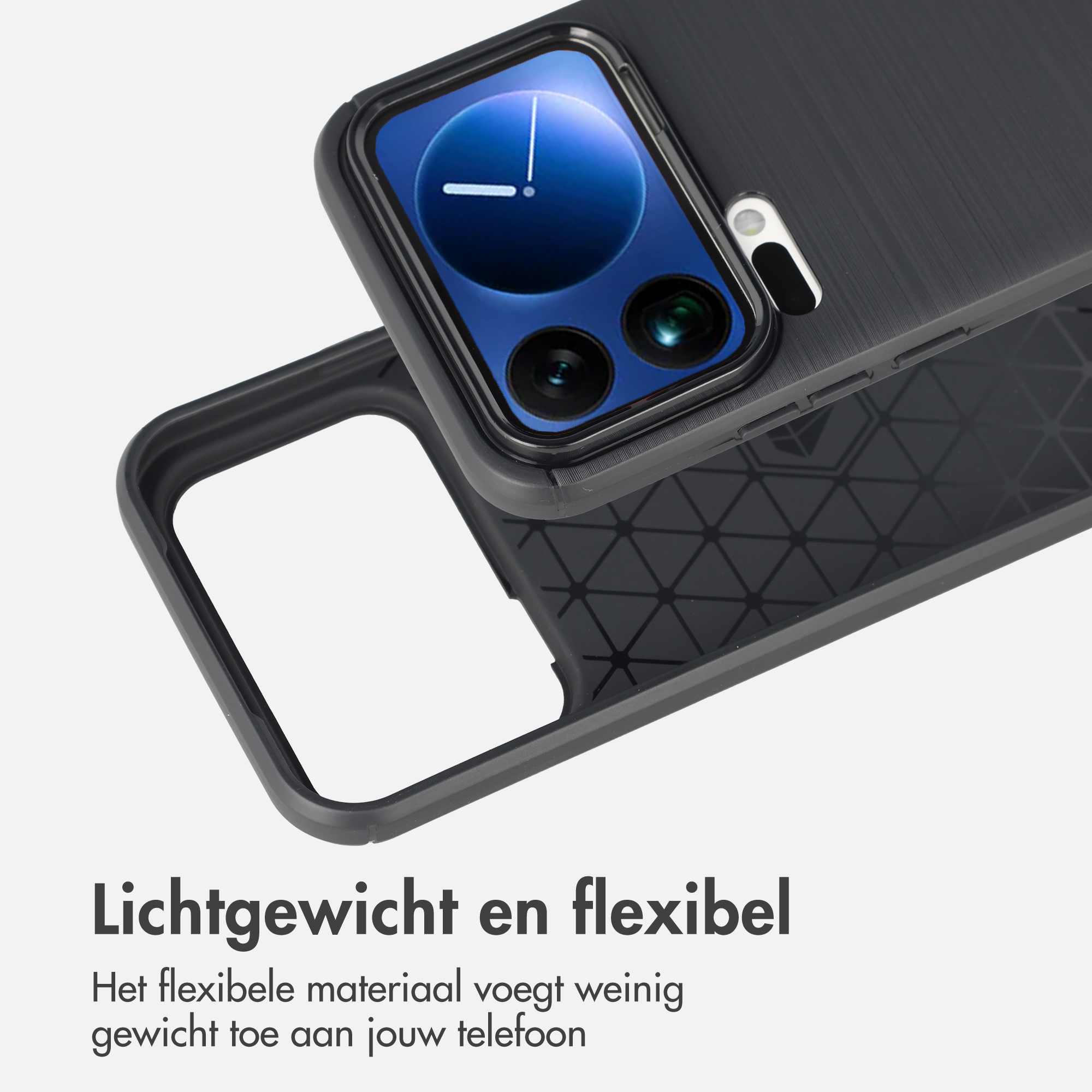 Zwarte telefoonhoes met camera-uitsparing en tekst 'Lichtgewicht en flexibel'.