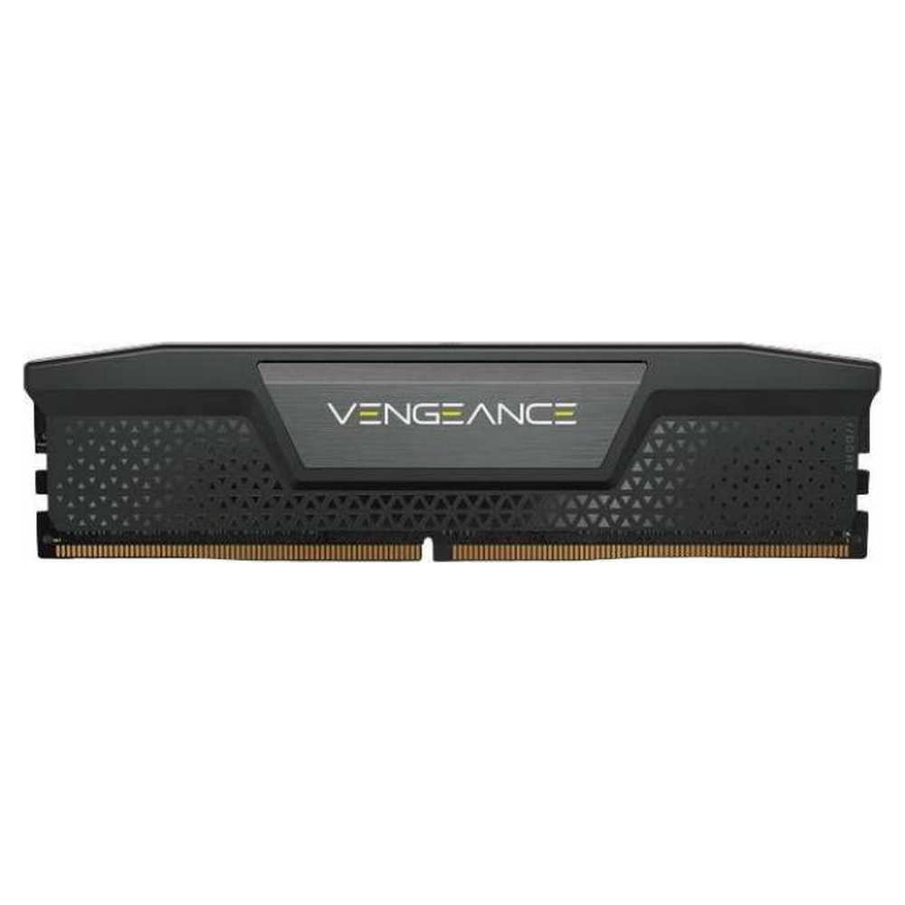 Un modulo RAM Corsair Vengeance nero con scritte argentate su sfondo bianco.
