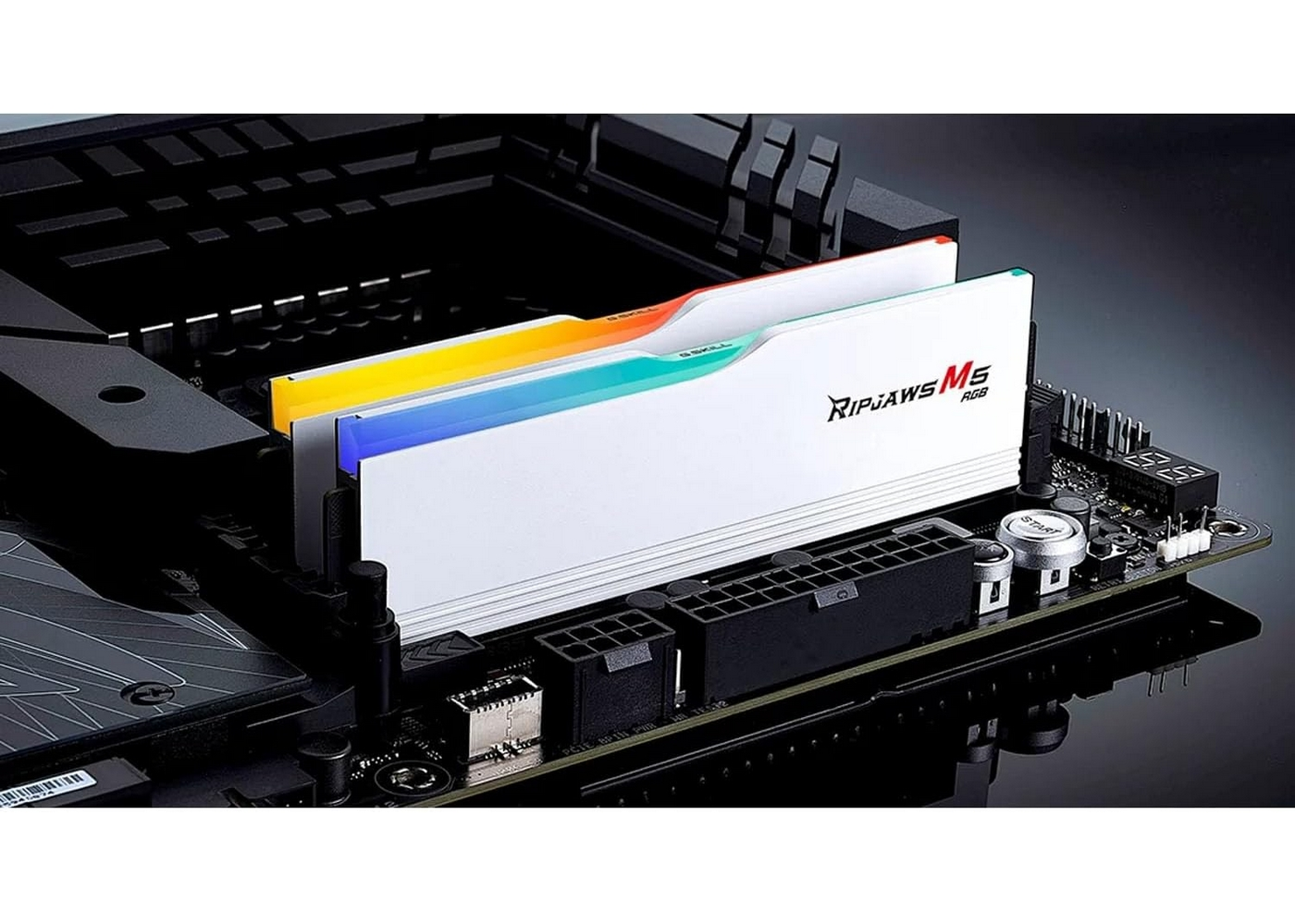 Dwa białe moduły RAM RGB z kolorowym podświetleniem są zainstalowane na płycie głównej.