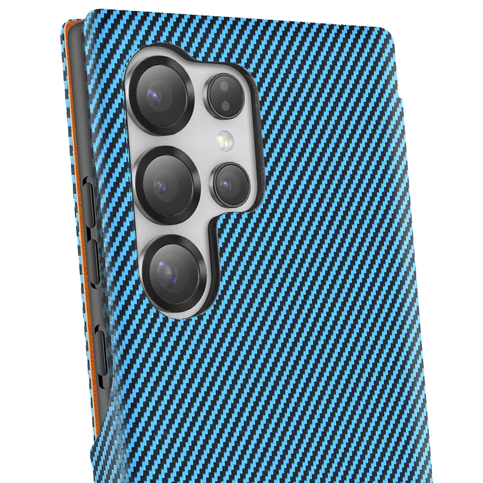 Uno smartphone con motivo in fibra di carbonio blu e quattro fotocamere posteriori.