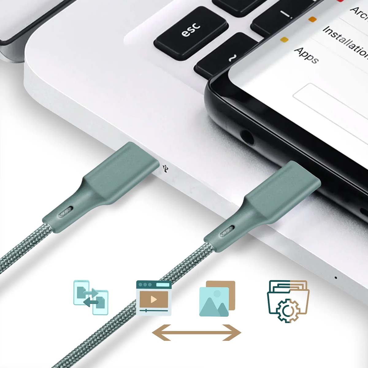 Un cavo collega uno smartphone a un laptop, con icone per il trasferimento dati.