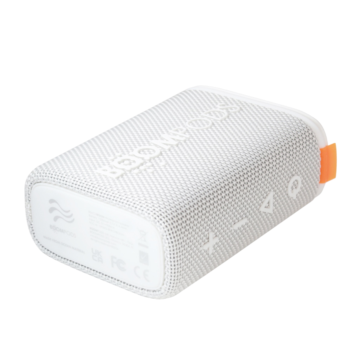 Witte speaker met oranje detail, gemaakt van oceaanmateriaal.