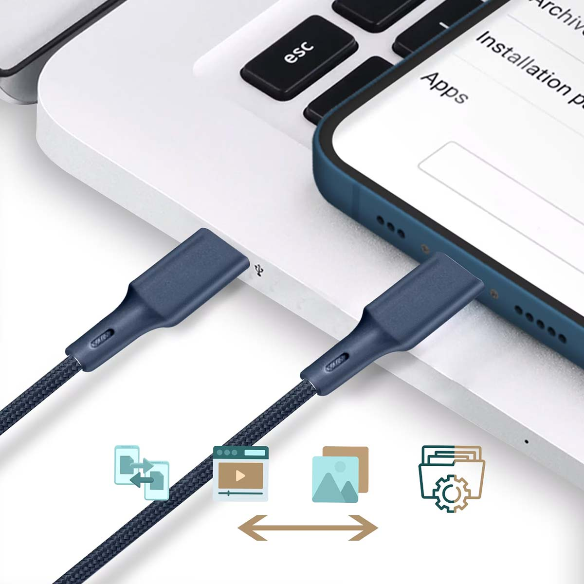 Ein Ladekabel verbindet ein Smartphone mit einem Laptop. Symbole zeigen Datenübertragung.
