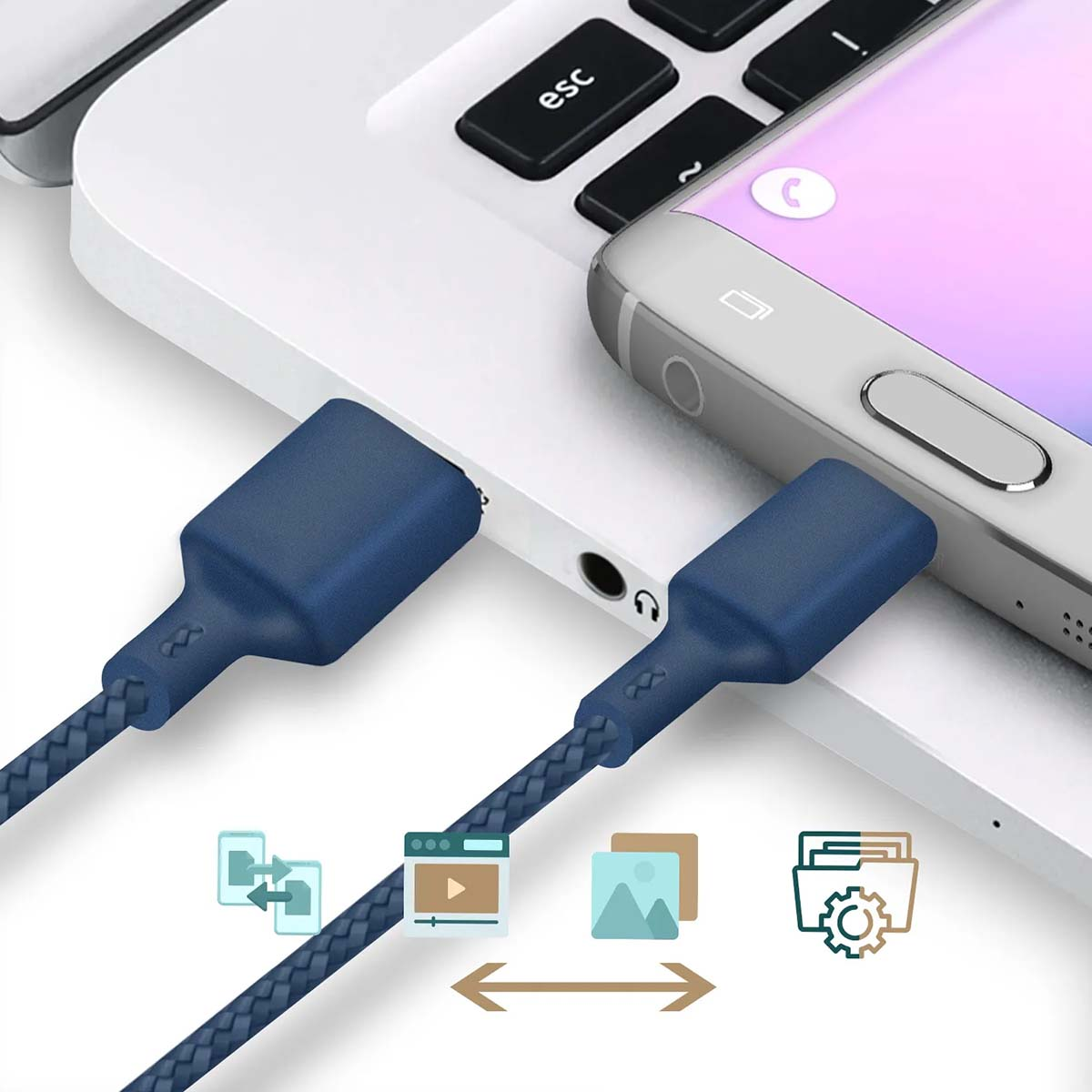 Un cavo blu collega uno smartphone a un laptop. Icone mostrano trasferimento file.