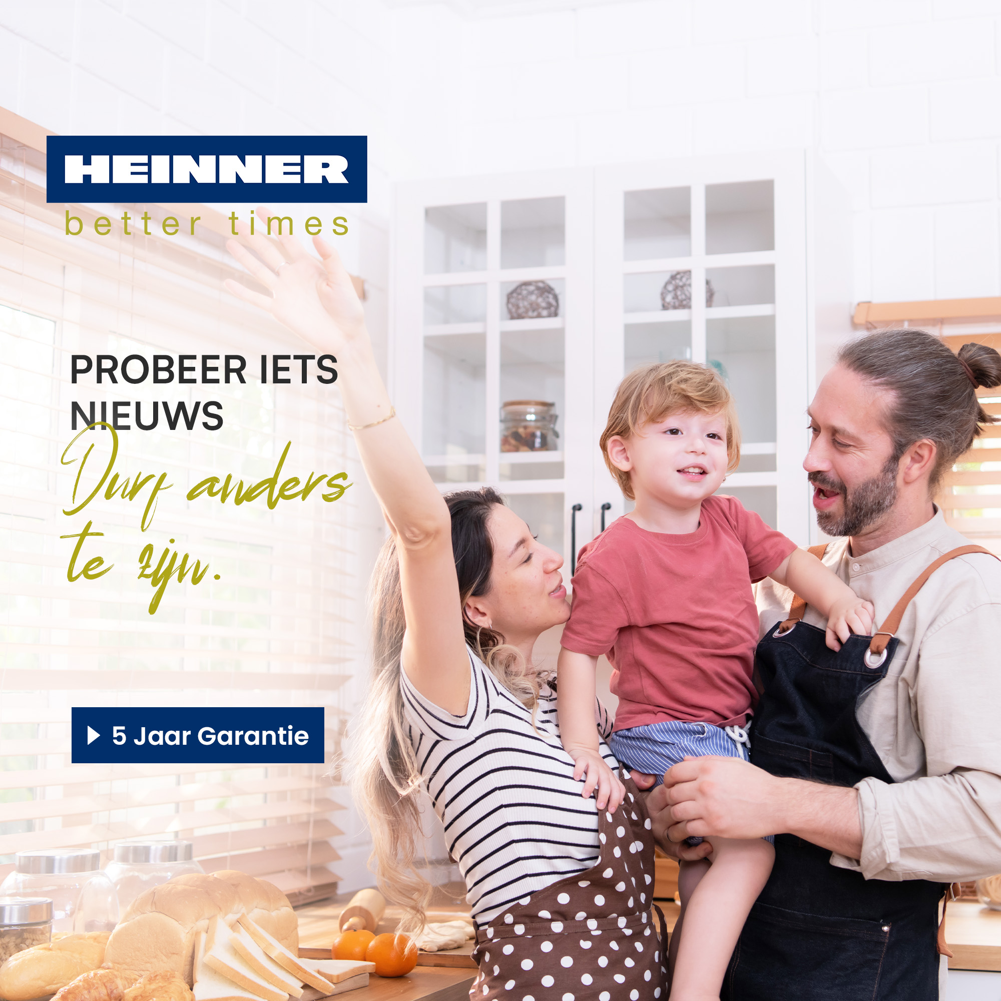 Familie in keuken met brood en Heinner logo.